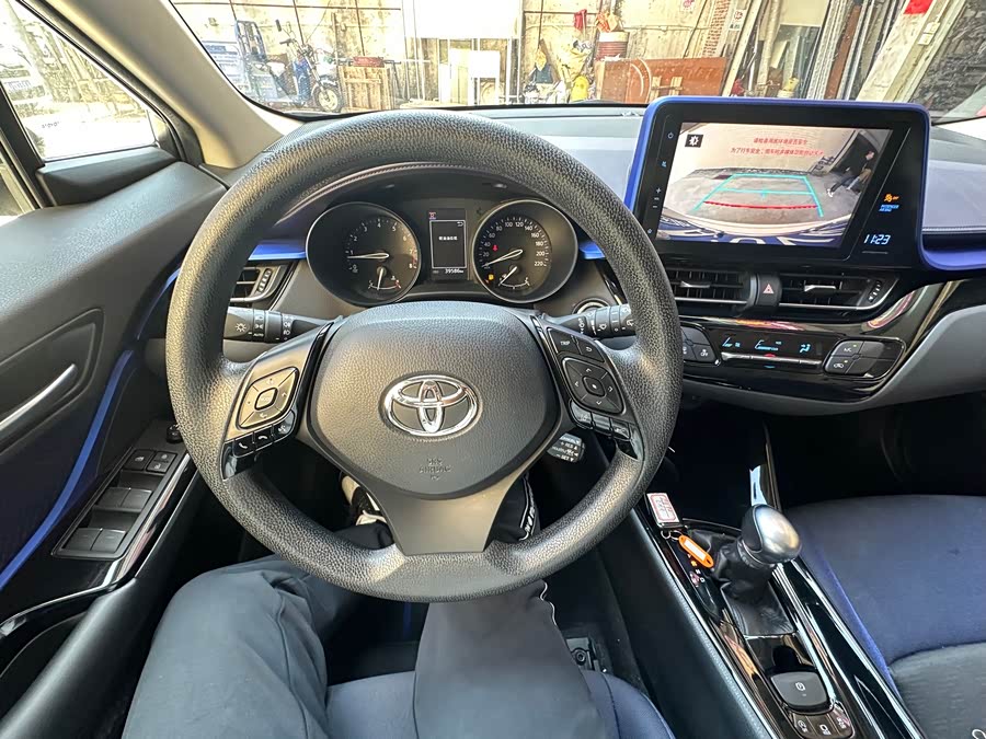 Toyota C-HR 2019 car image #13