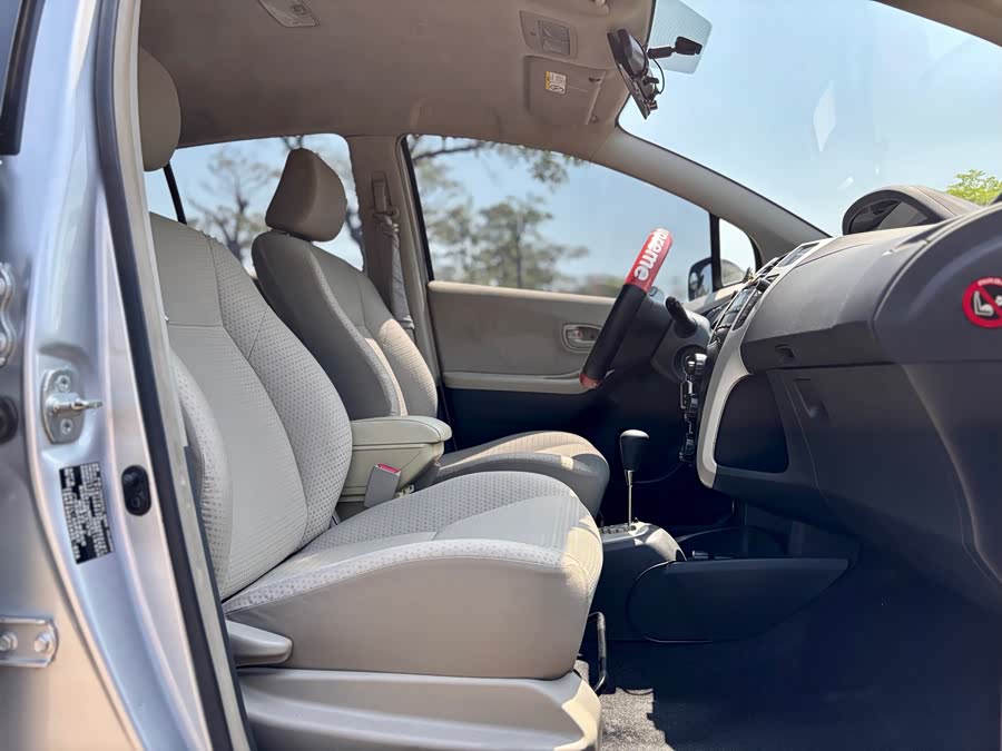 Yaris 2011 immagine di auto #13