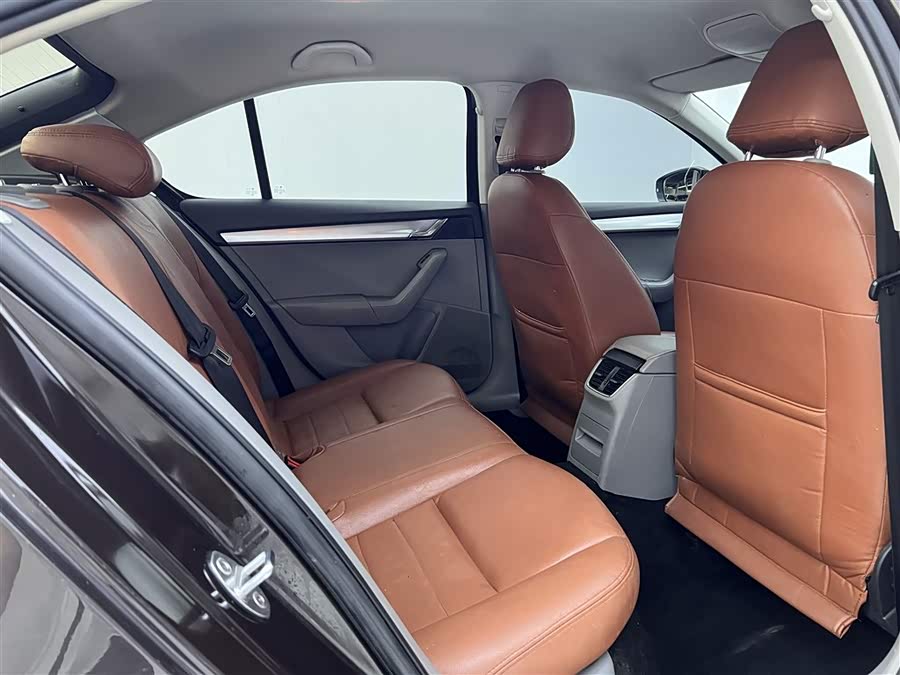 Skoda Octavia 2015 car image #13