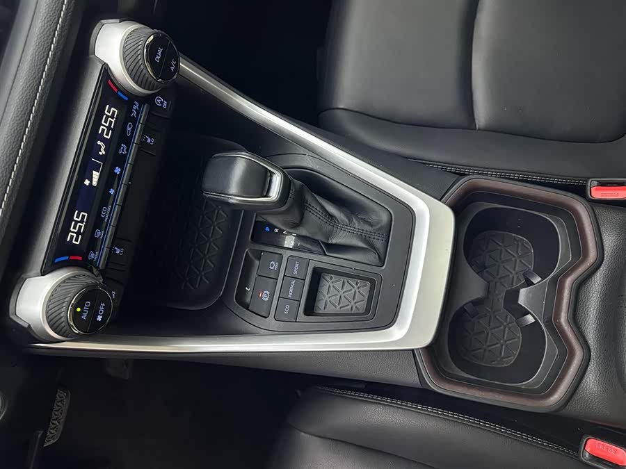 Toyota RAV4 2020 car image #13