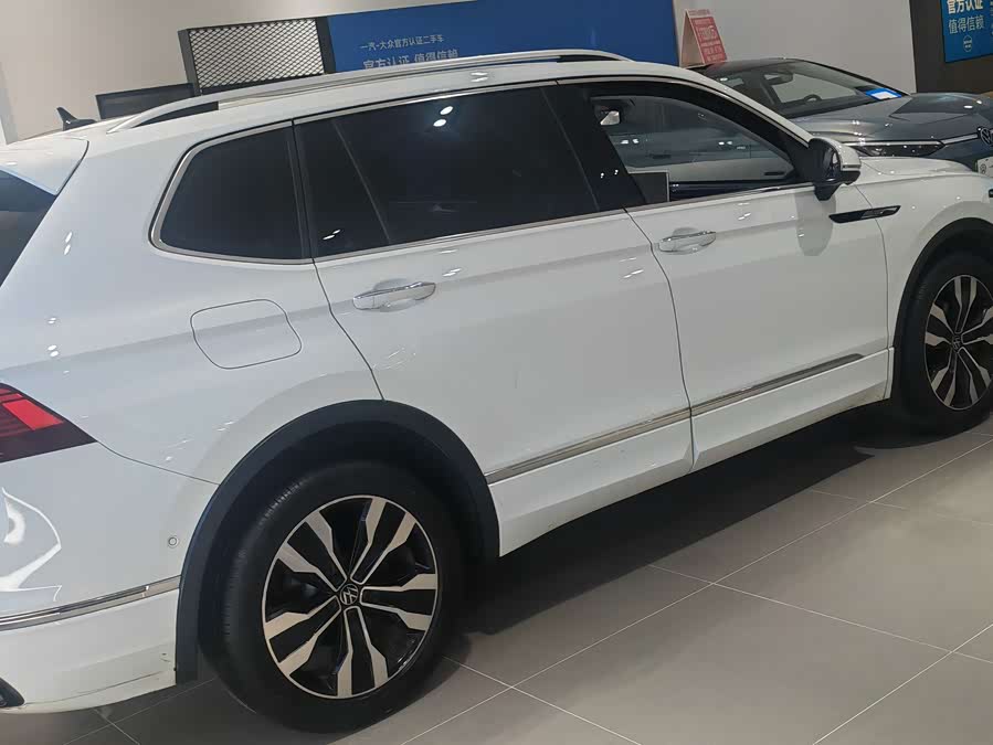 Volkswagen Tiguan L 2023 car image #13