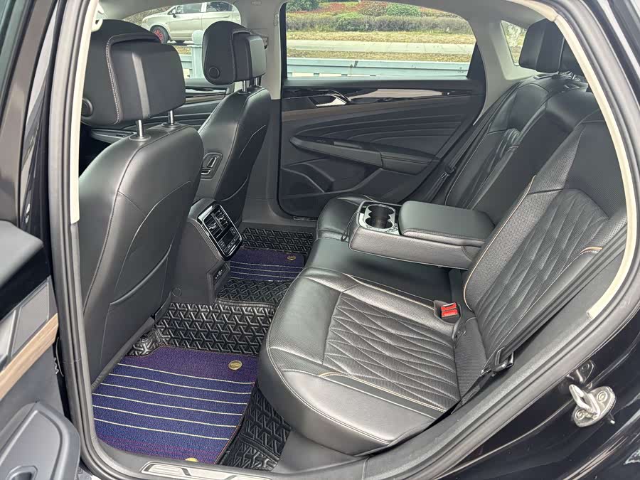 Volkswagen Passat 2021 car image #13