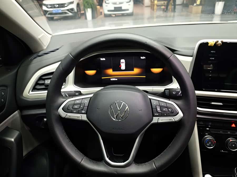 Volkswagen T-Roc 2023 car image #13
