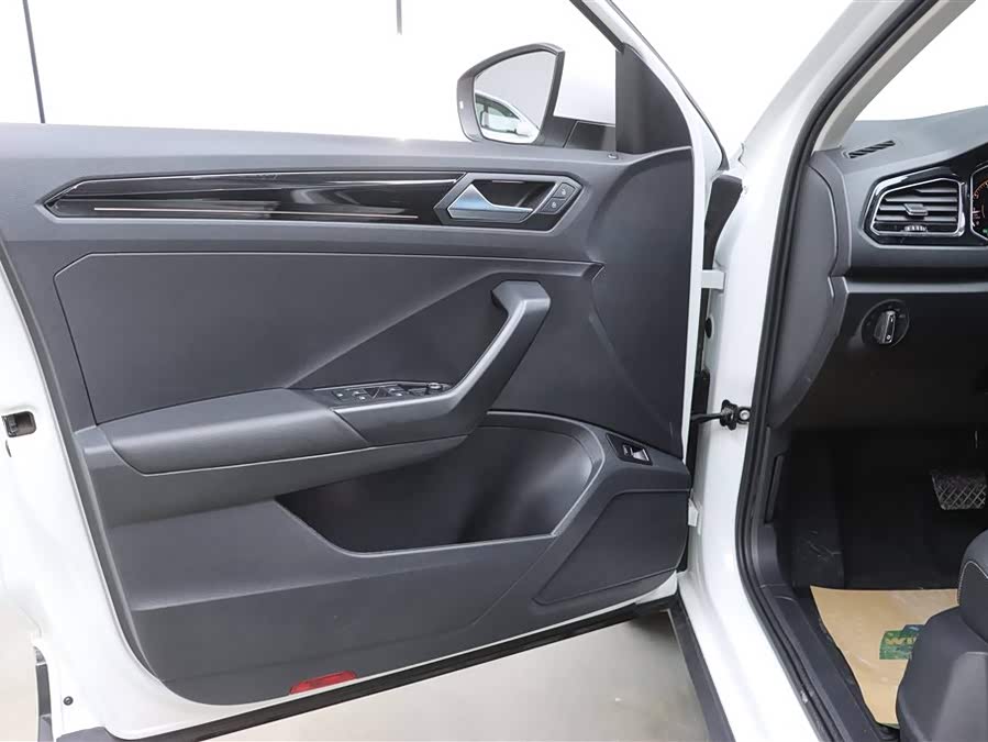 Volkswagen T-Roc 2020 car image #13