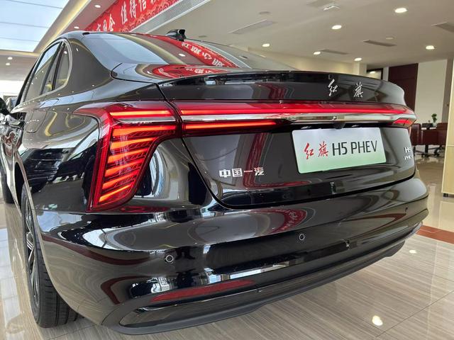 HongQi H5 PHEV 2025 #13 HongQi H5 PHEV 2025 car image #13