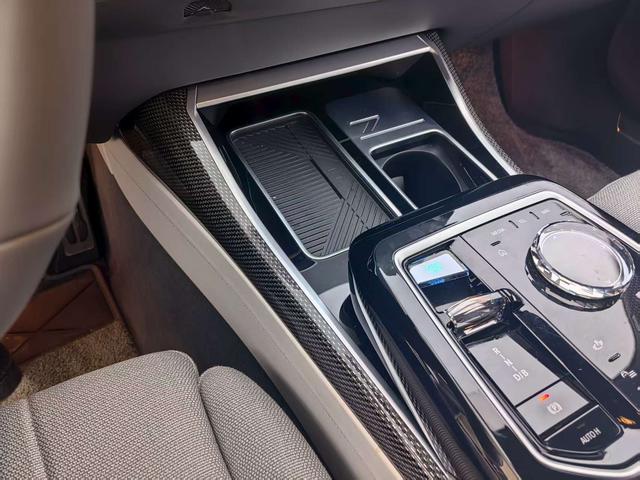 BMW i7 M70L 2024 car image #13