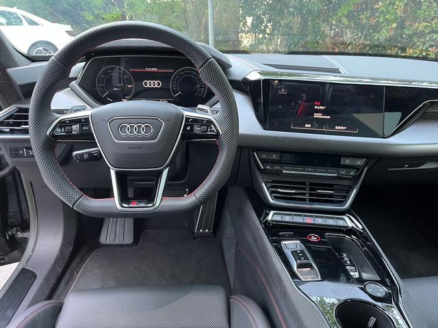 Audi RS e-tron GT 2023 immagine di auto #13