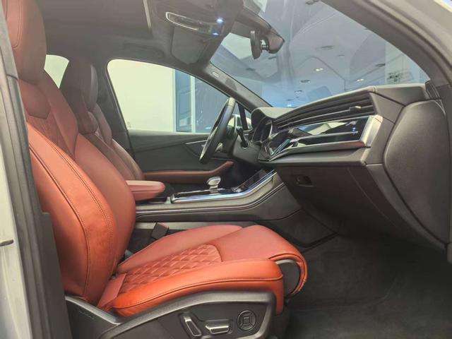 Audi SQ7 2024 car image #13