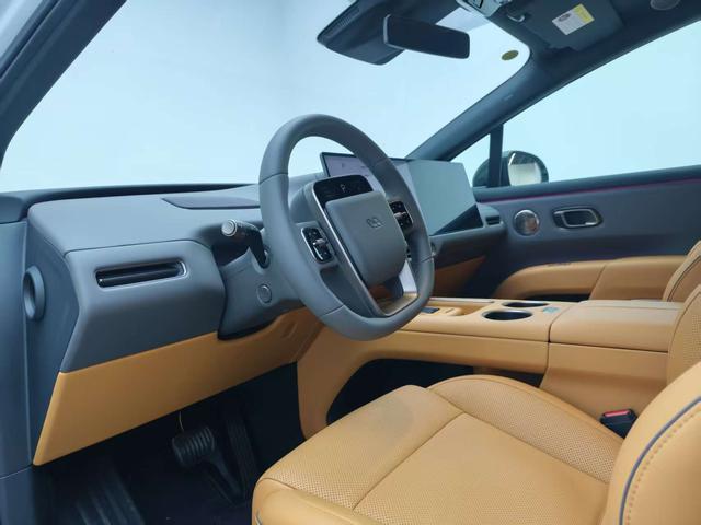 Li i8 2025 image de voiture #13