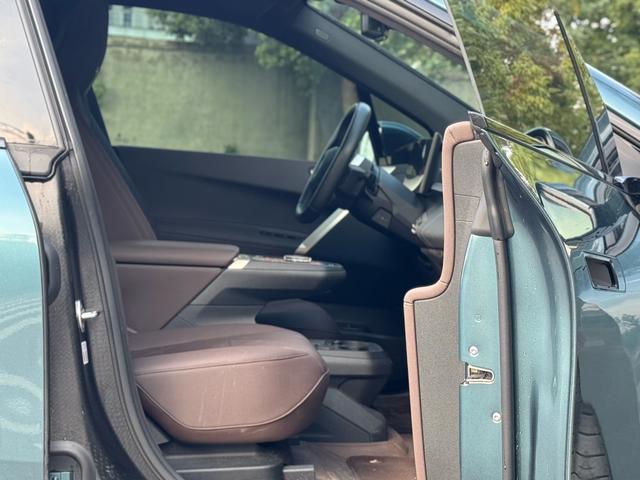 BMW iX 2024 car image #13