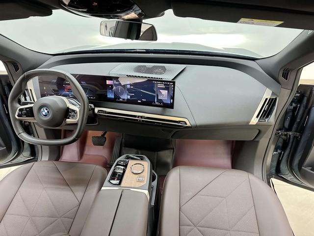 BMW iX 2023 car image #13