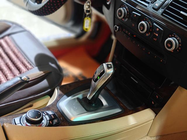 BMW X7 M60i 2010 car image #13