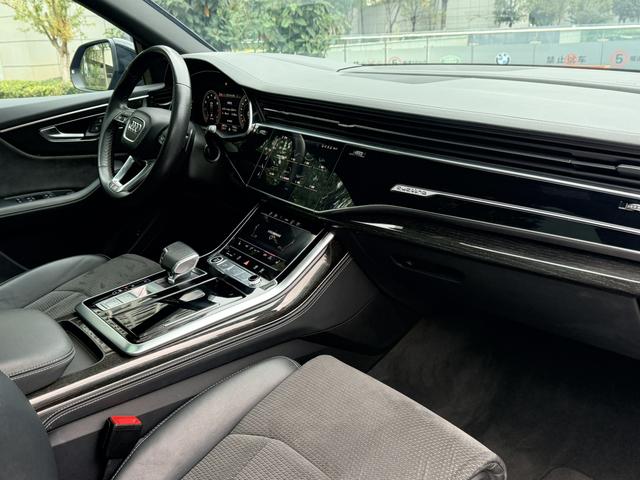 Audi Q8 2021 car image #13