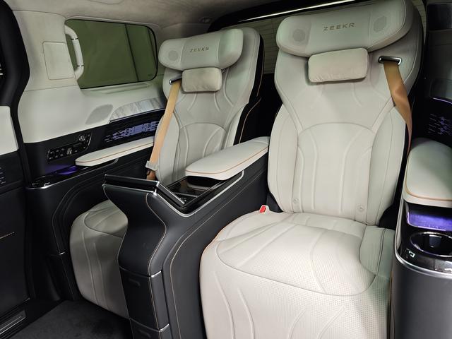 极氪 极氪009 2024 汽车图片 #13