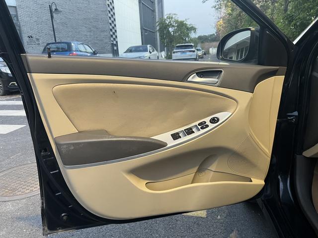 Hyundai Reina 2010 car image #13