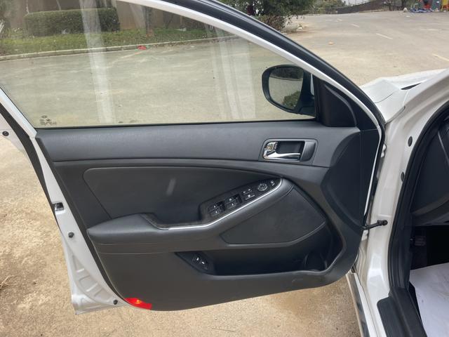 Kia K5 2015 car image #13