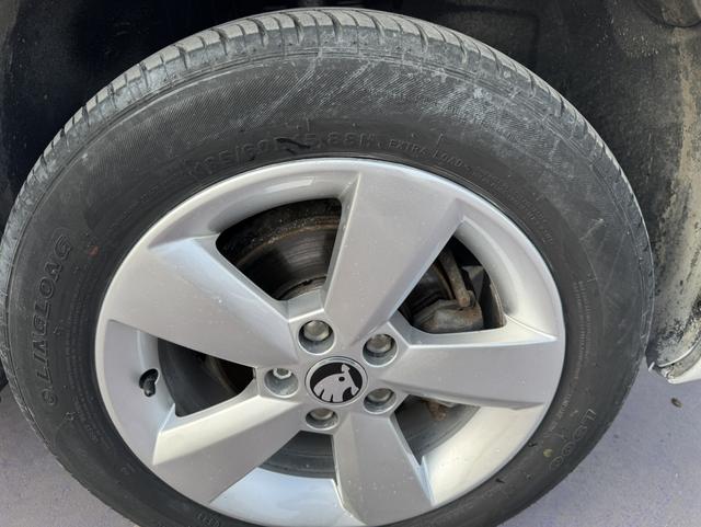 Skoda Rapid 2015 car image #13