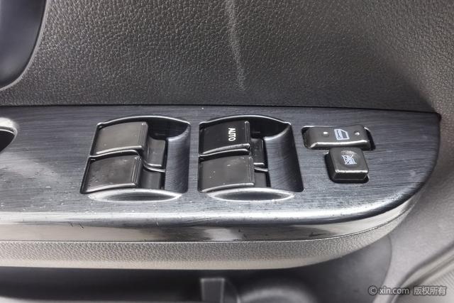 Forthing JOYEAR S50 2015 car image #13