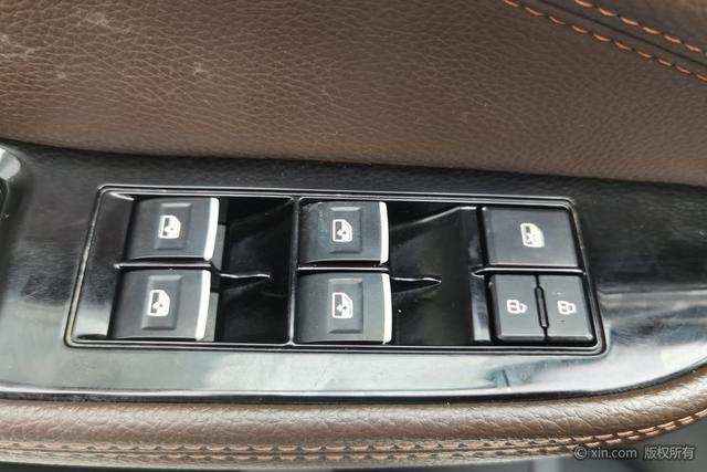 Forthing JOYEAR X5 2017 изображение автомобиля #13