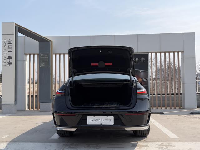 BMW 7 Series 2024 car image #13