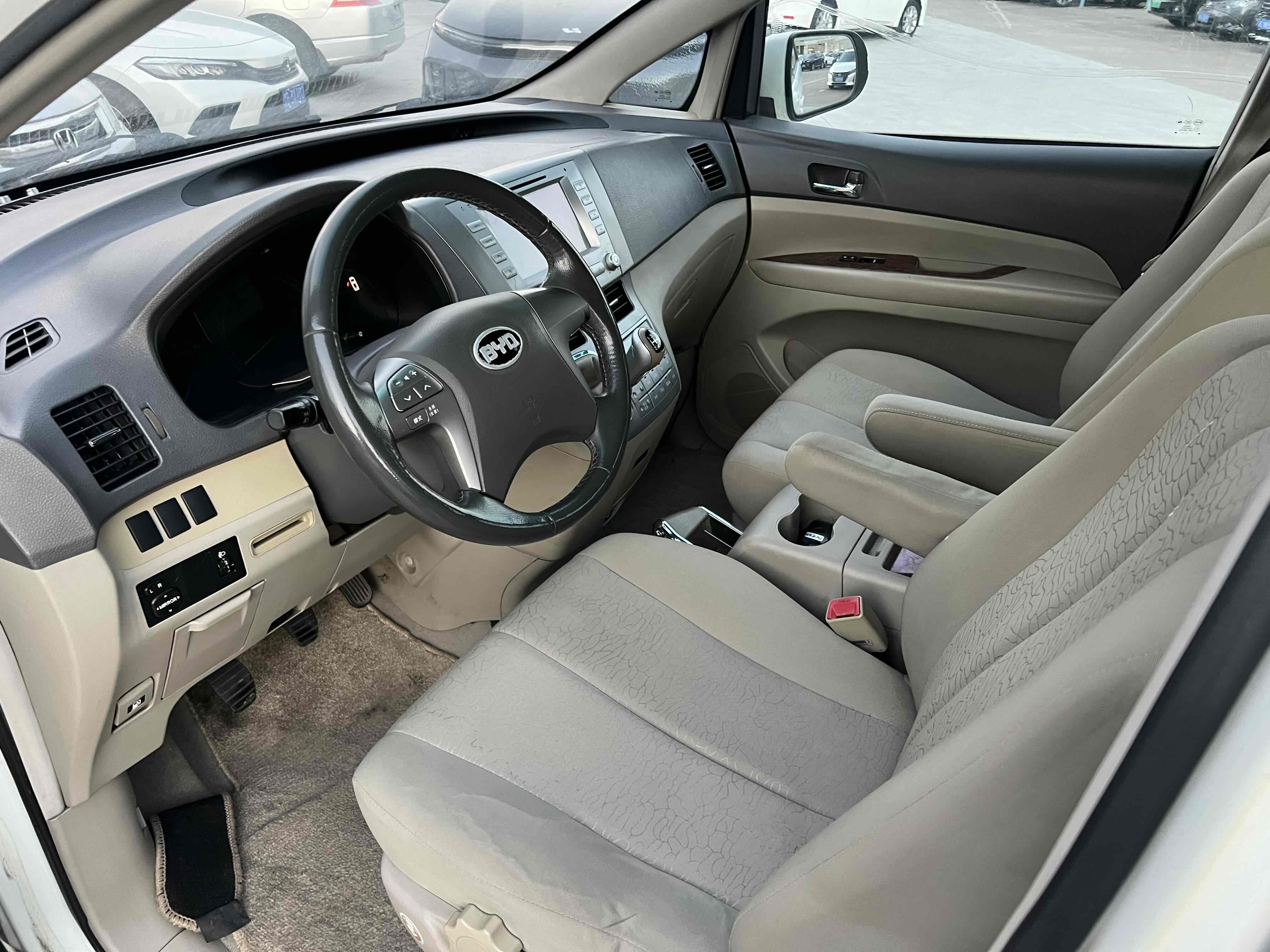 BYD M6 2014 car image #13