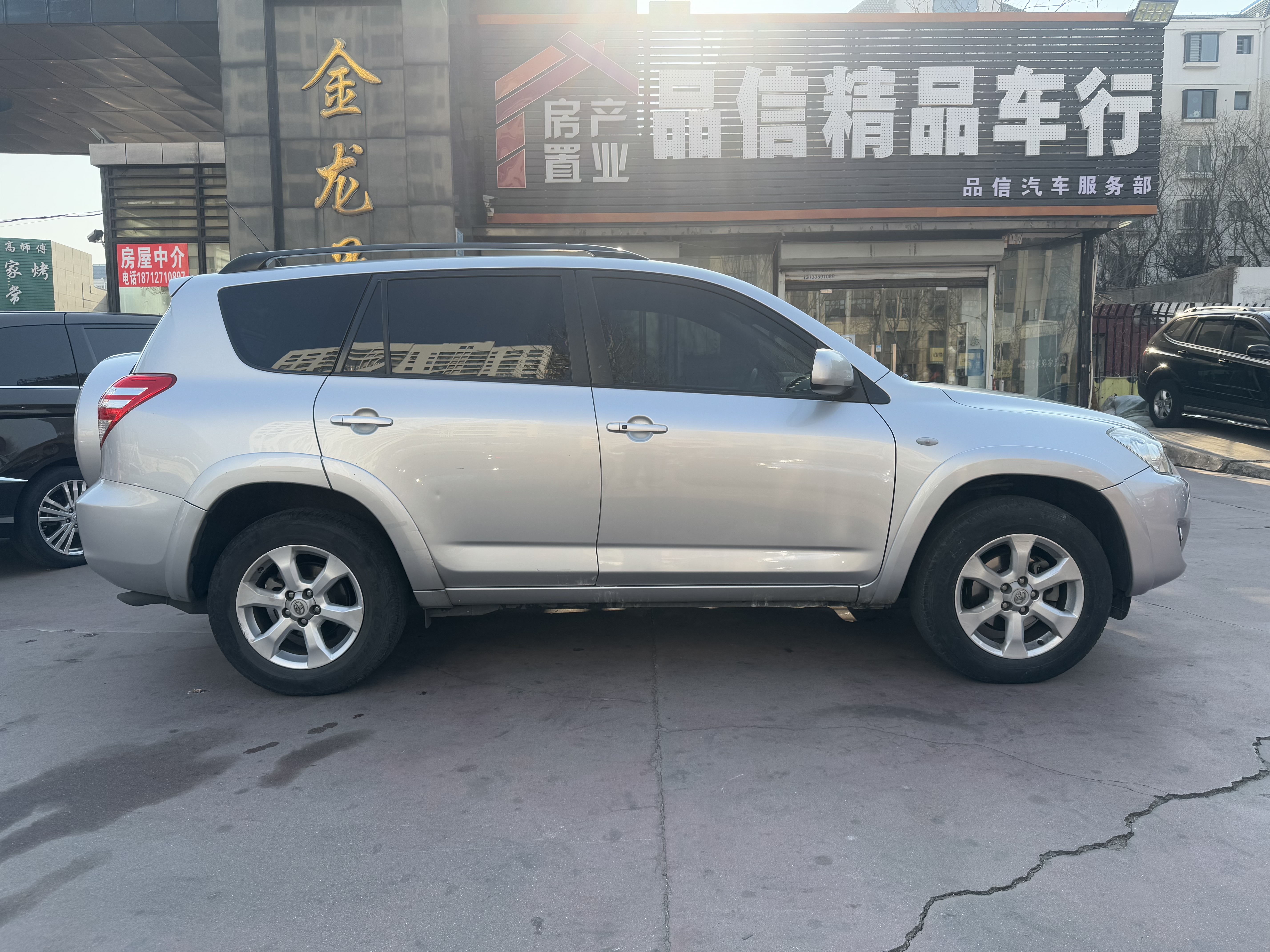 Toyota RAV4 2010 car image #13