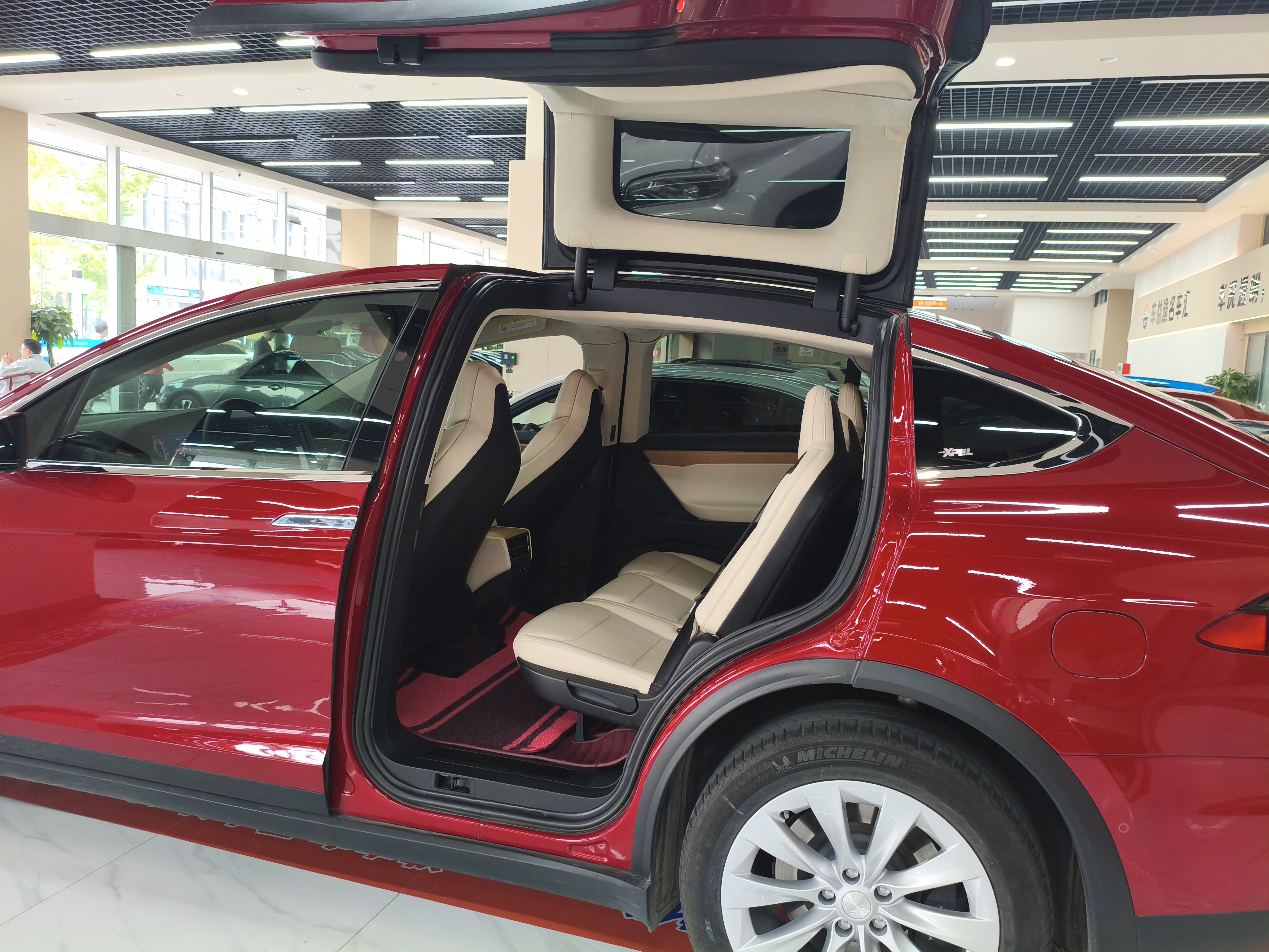 Tesla Model X 2018 car image #13