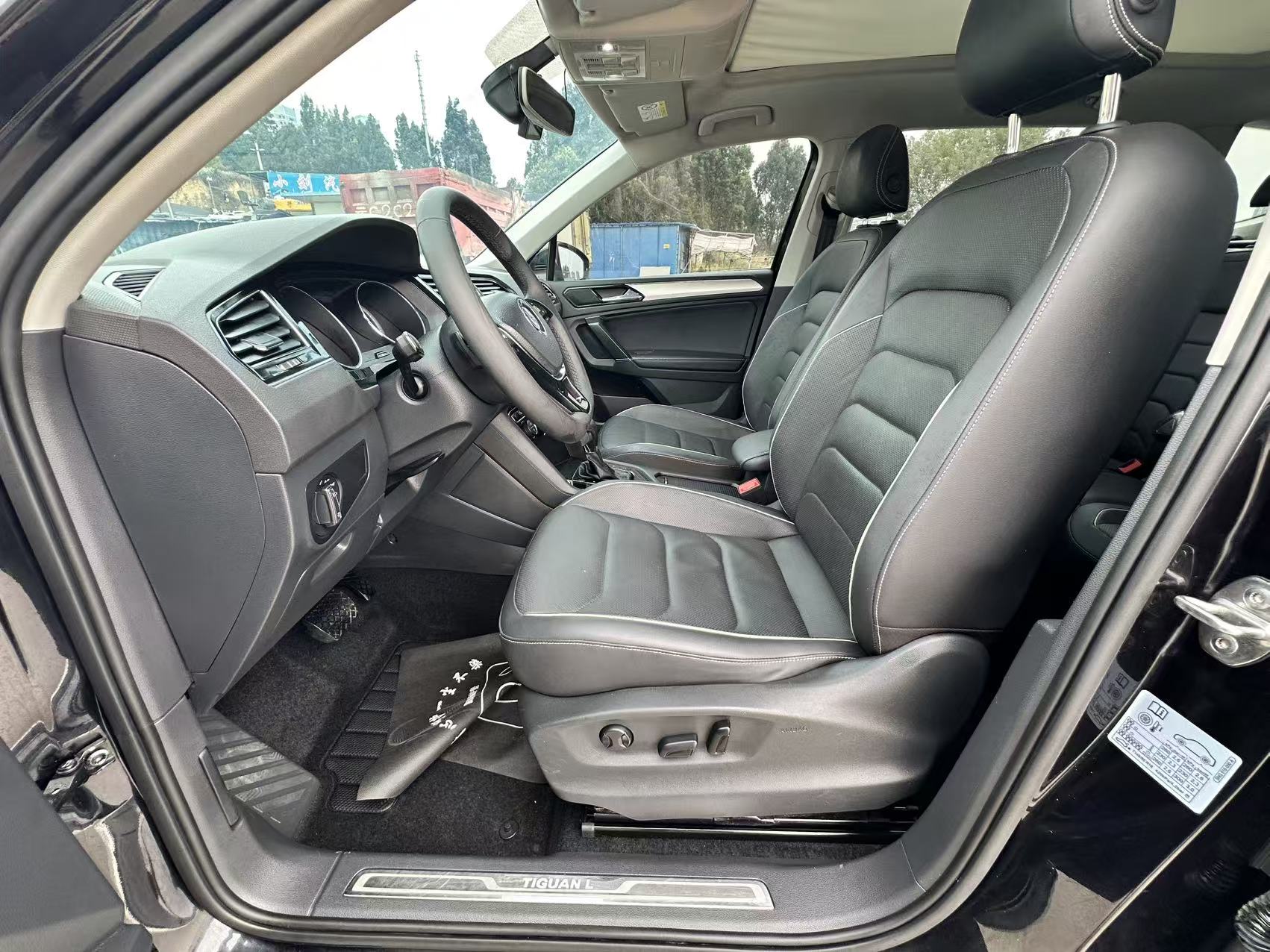 Volkswagen Tiguan L 2017 #13 Volkswagen Tiguan L 2017 car image #13