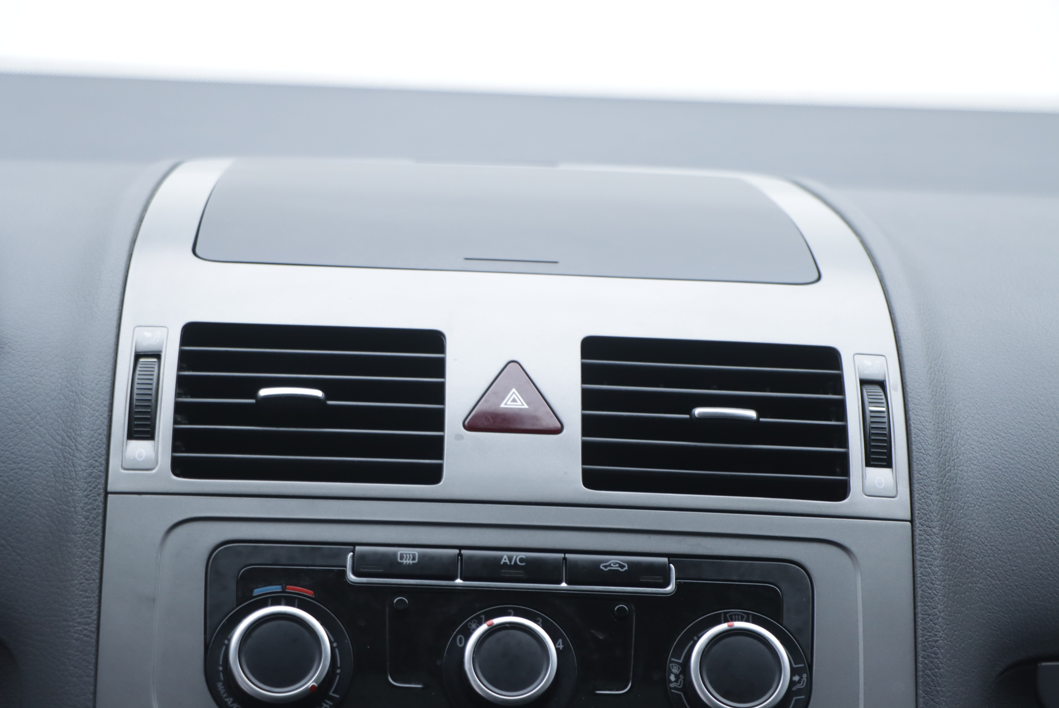 Volkswagen Touran 2013 car image #13