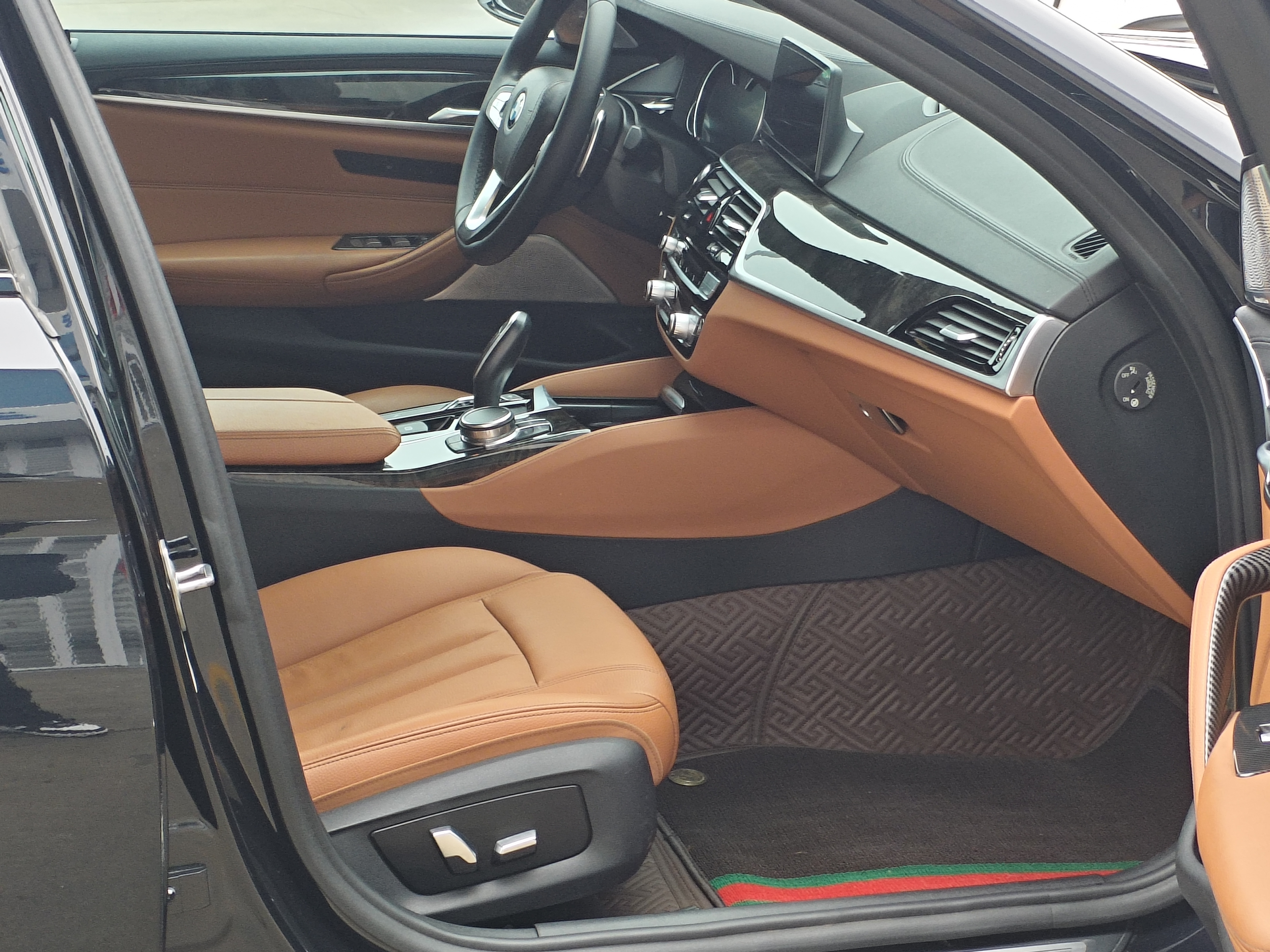 BMW 5 Series 2018 immagine di auto #13