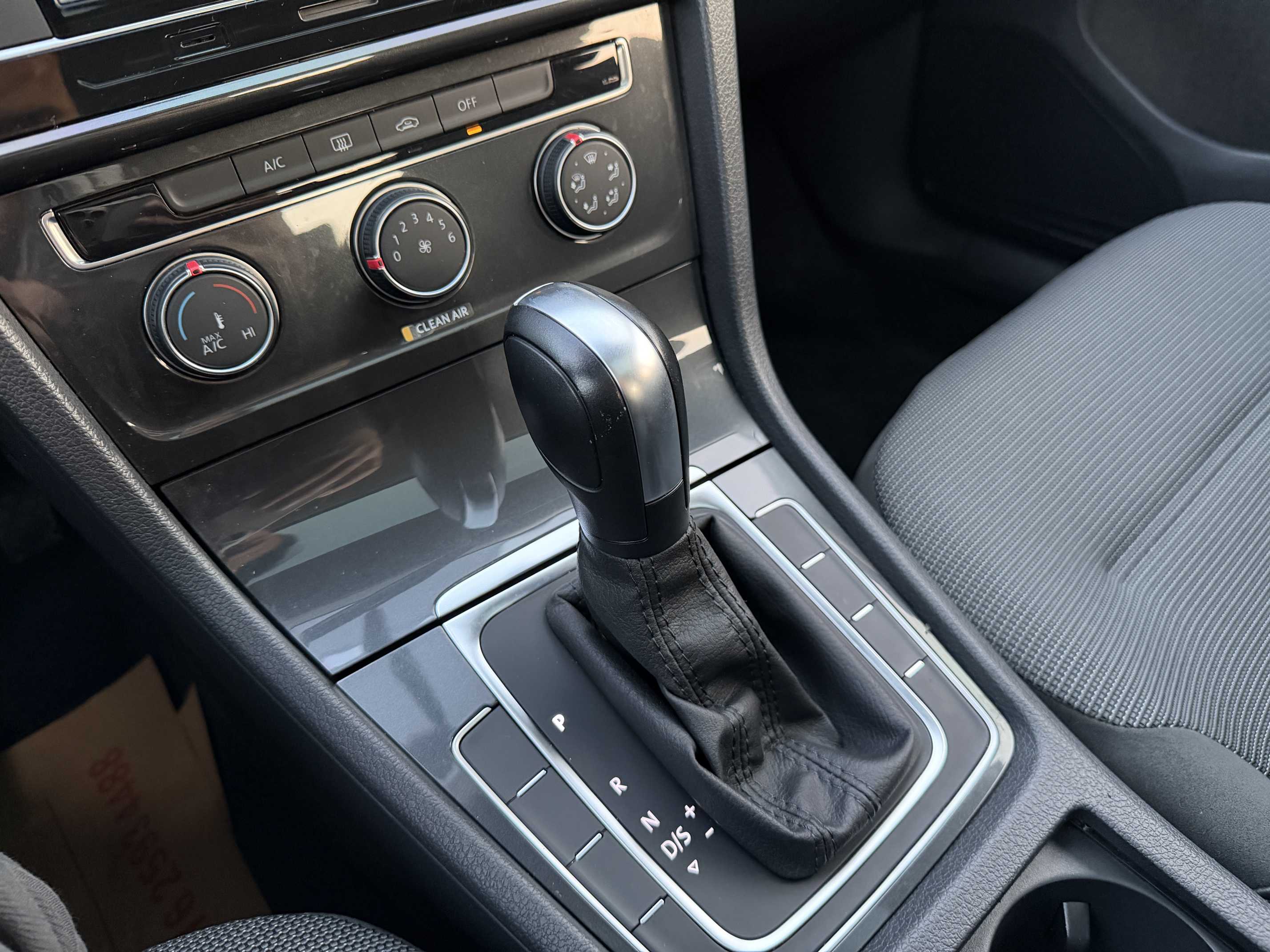 Volkswagen Golf 2018 car image #13