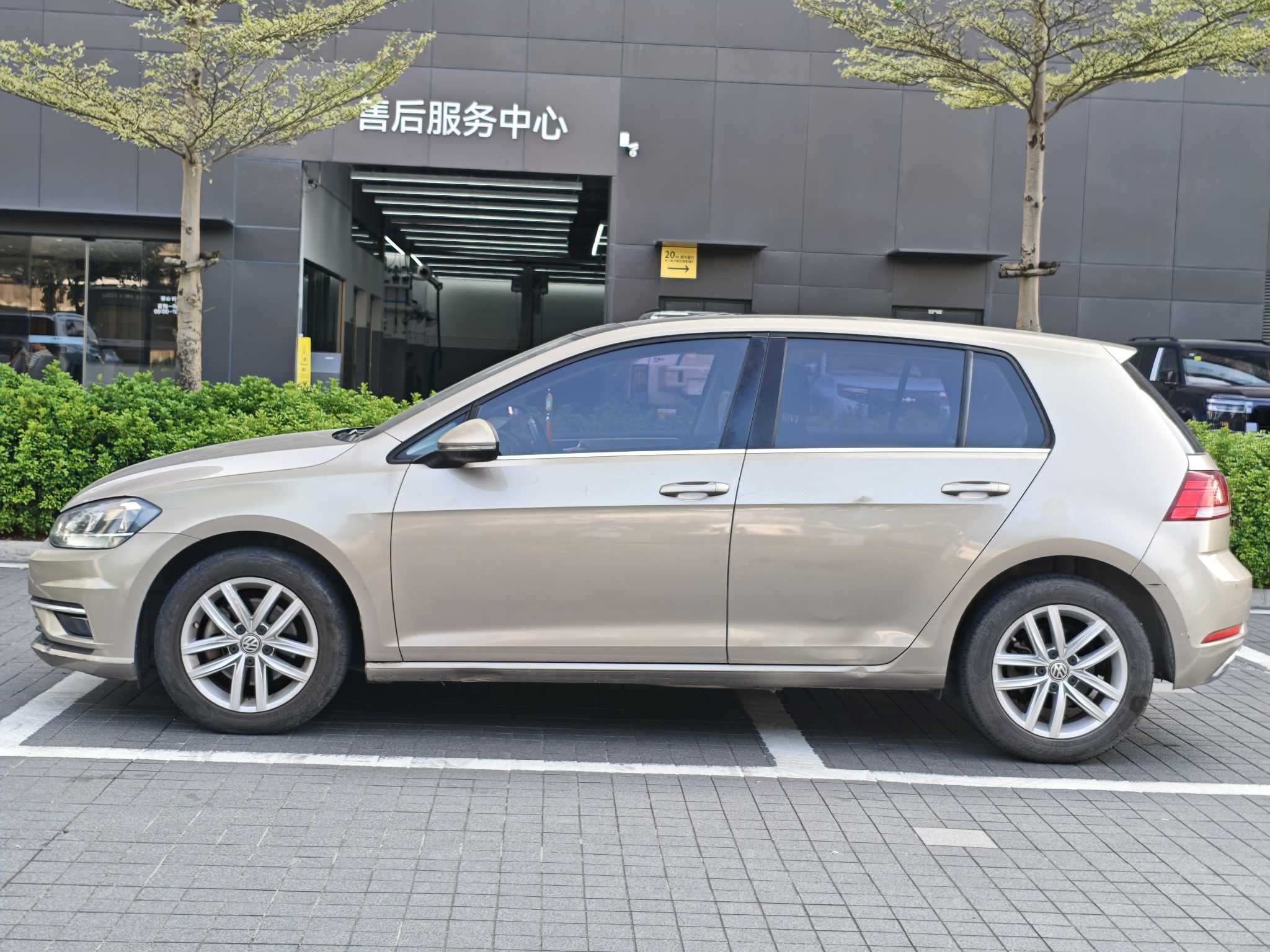 Volkswagen Golf 2018 car image #13