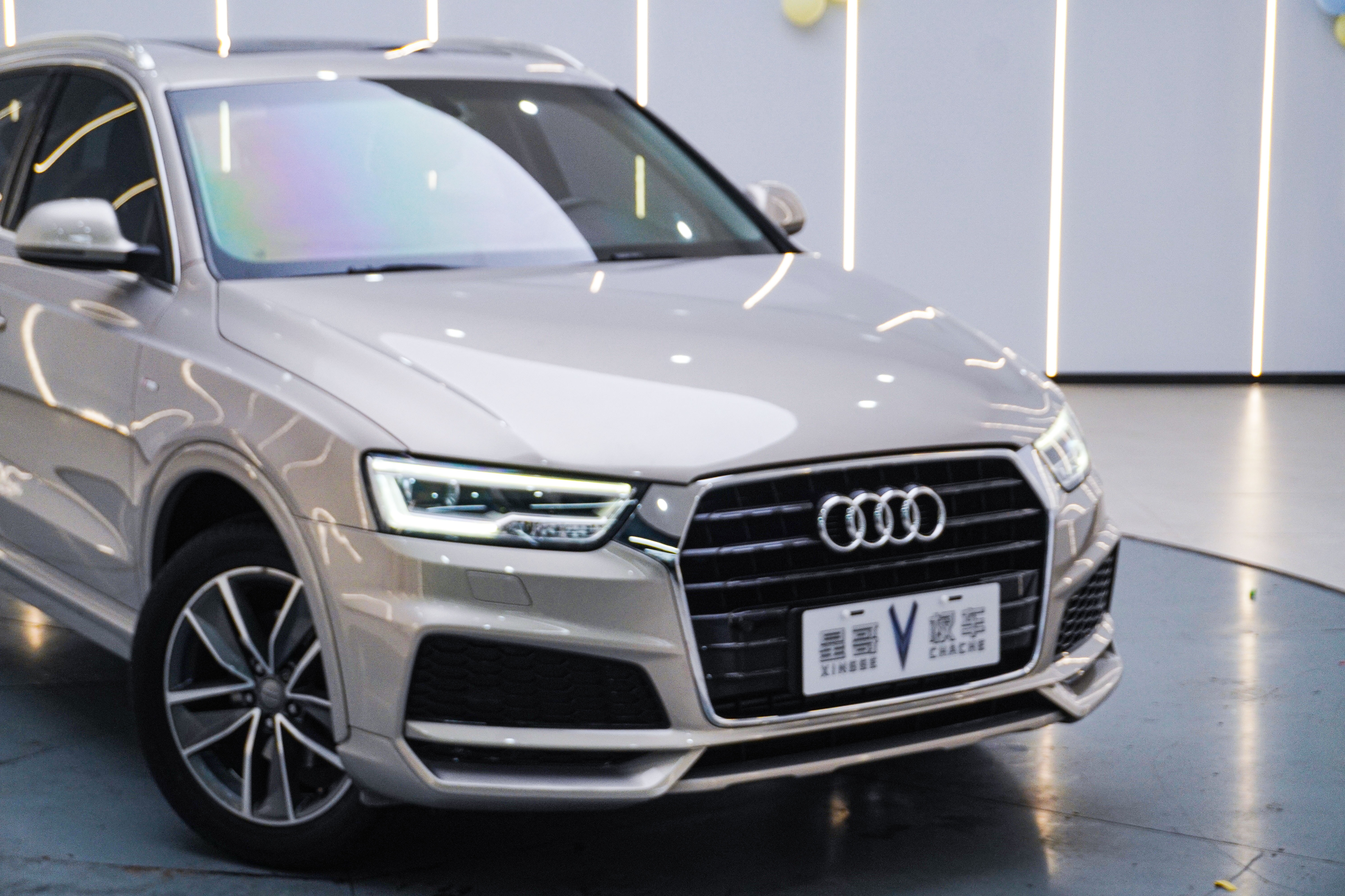 Audi Q3 2018 car image #13