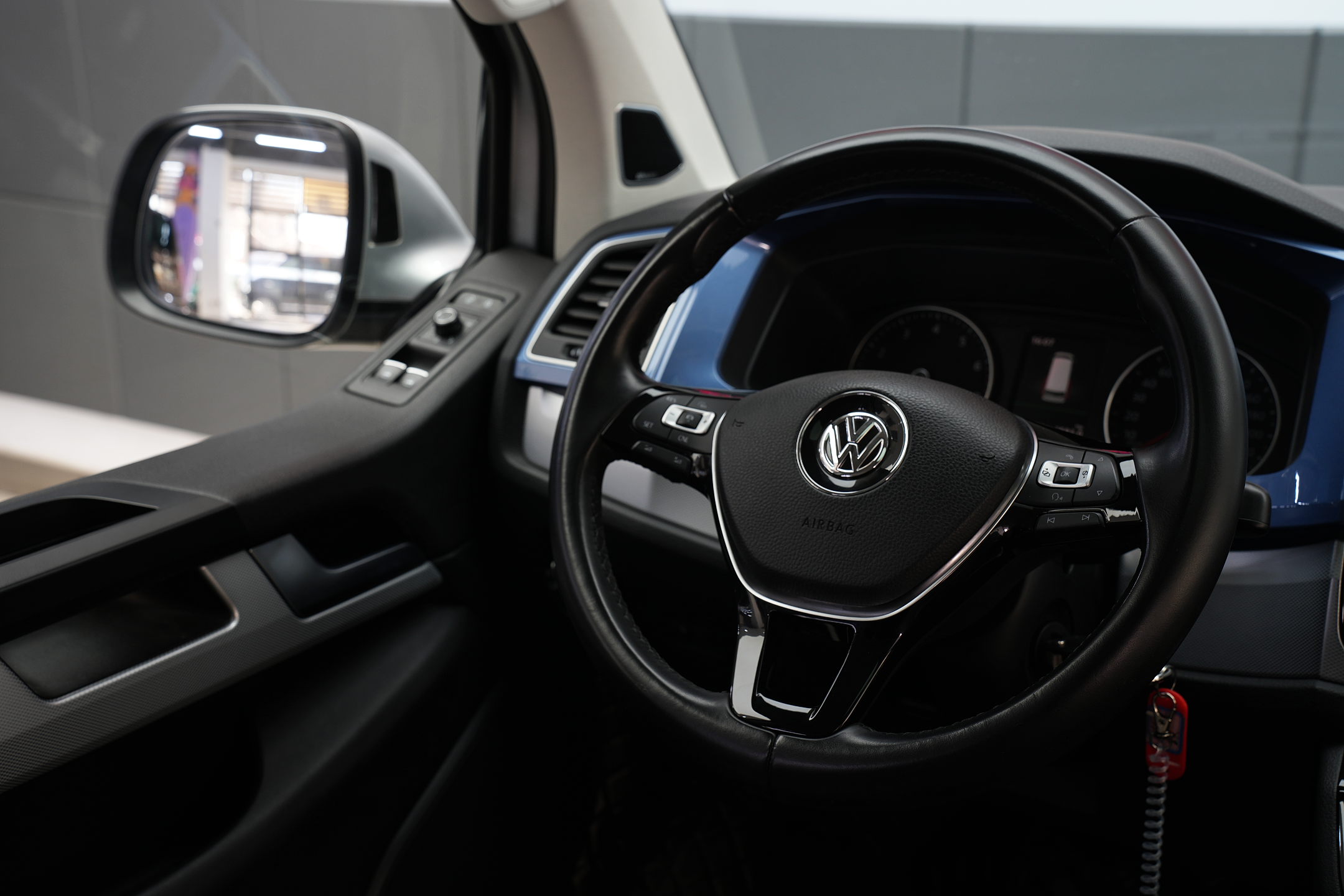 Volkswagen Multivan 2018 car image #13