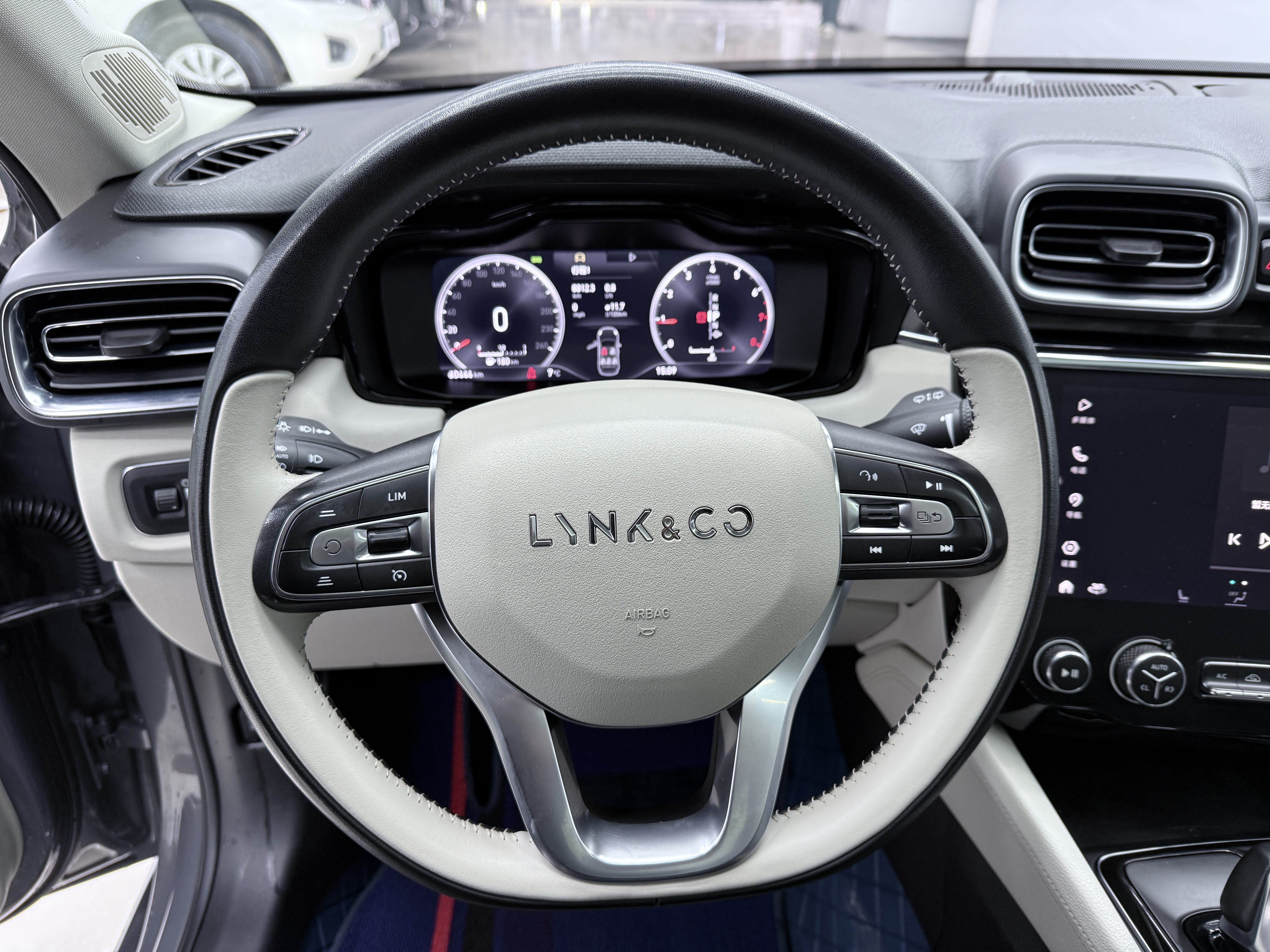 Lynk & Co 02 2019 #13 Lynk & Co 02 2019 car image #13