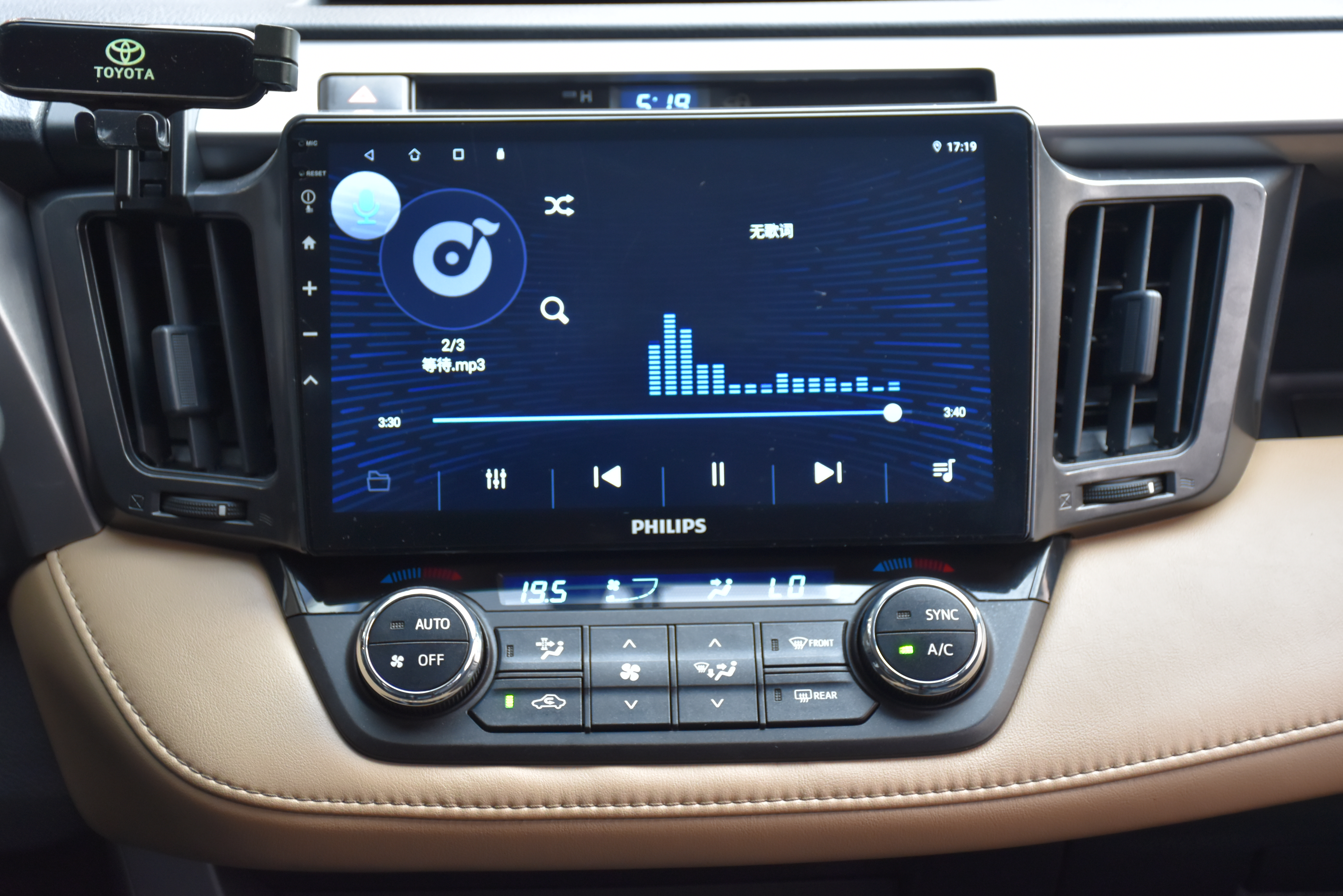 Toyota RAV4 2019 car image #13