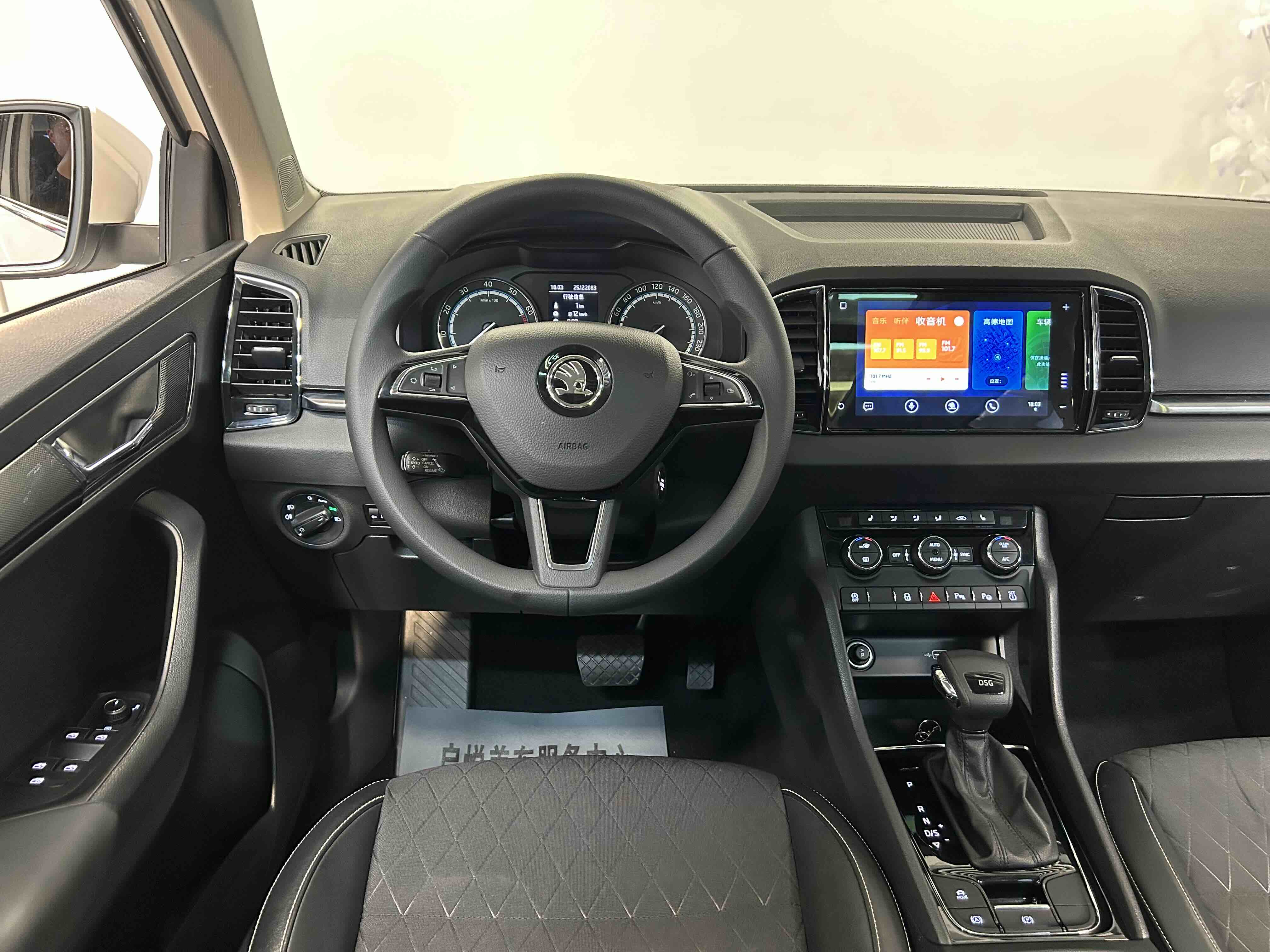 Skoda Karoq 2020 car image #13