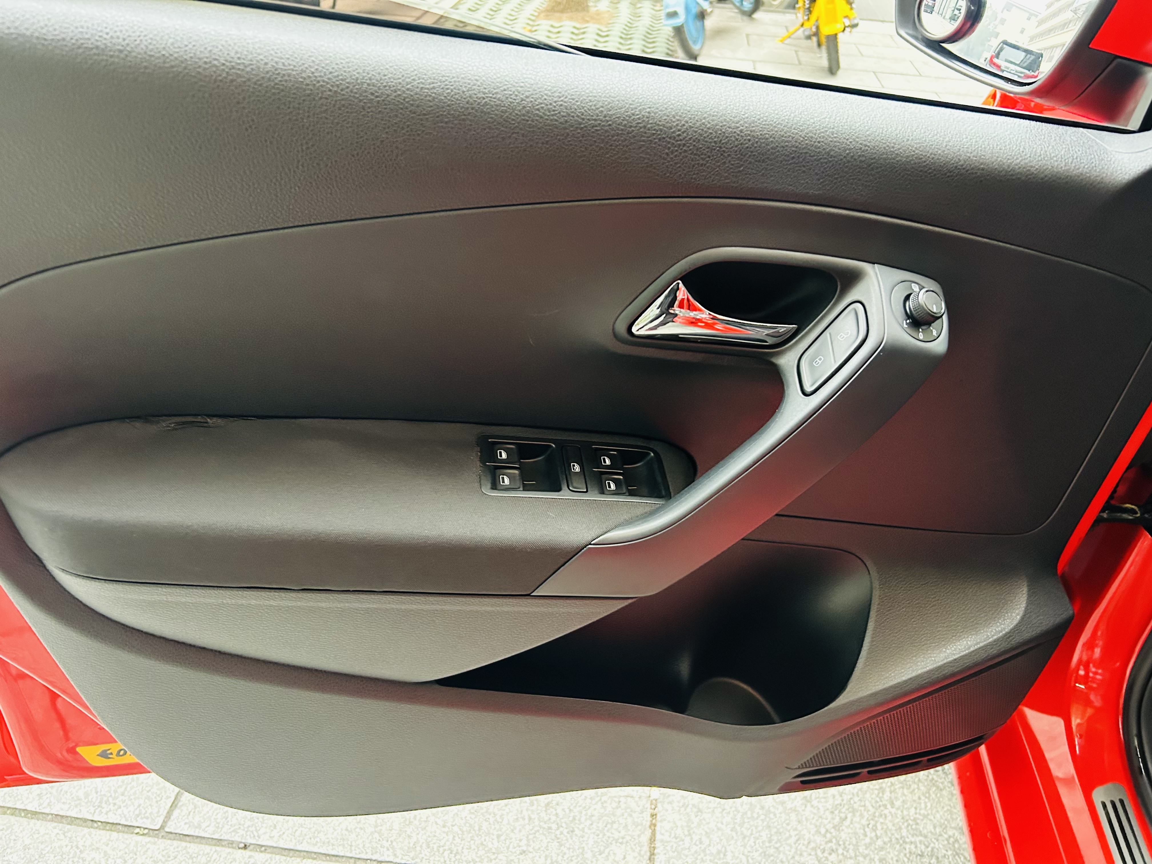 Volkswagen Polo 2015 car image #13