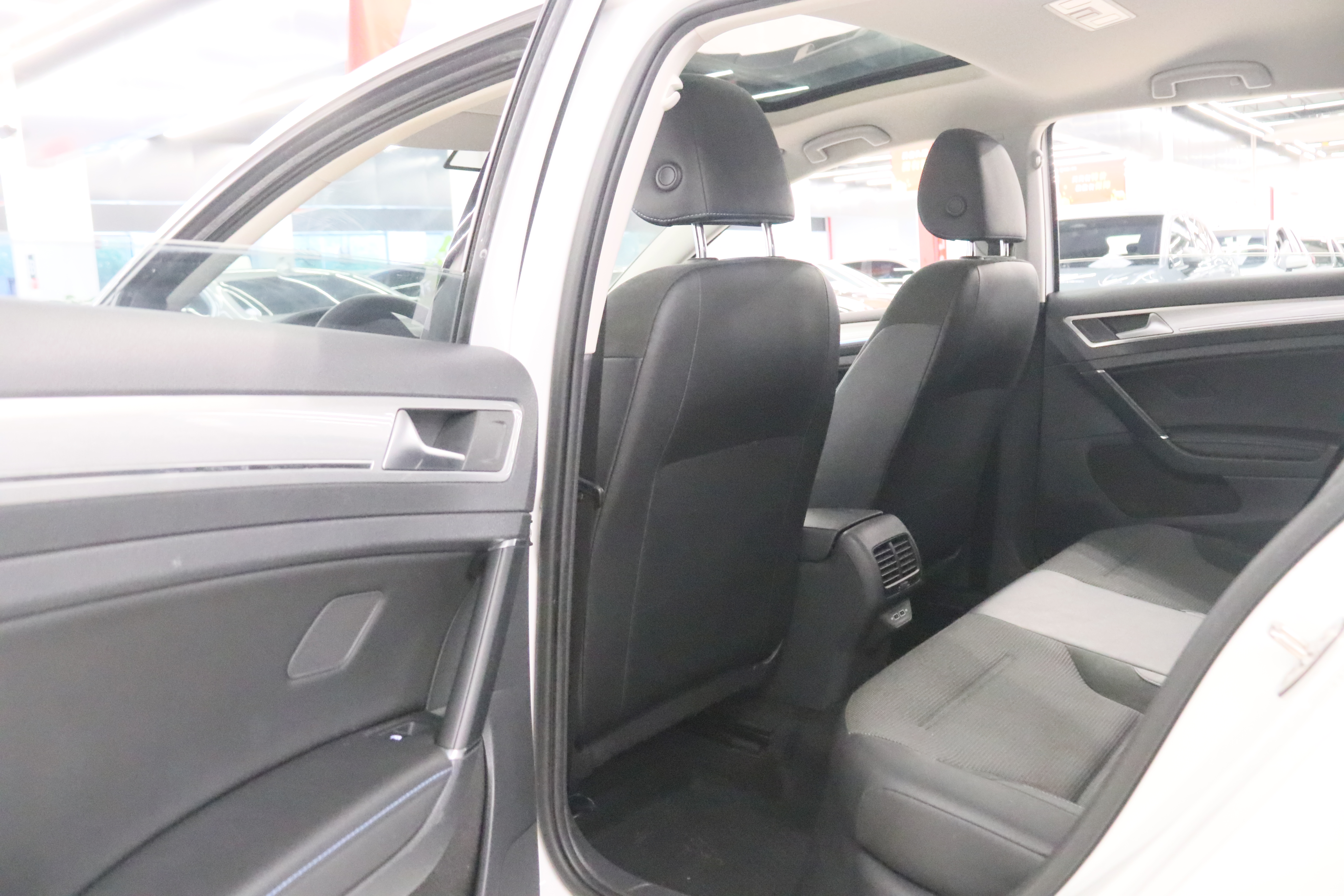 Volkswagen Golf Pure Electric 2020 #13 Volkswagen Golf Pure Electric 2020 car image #13