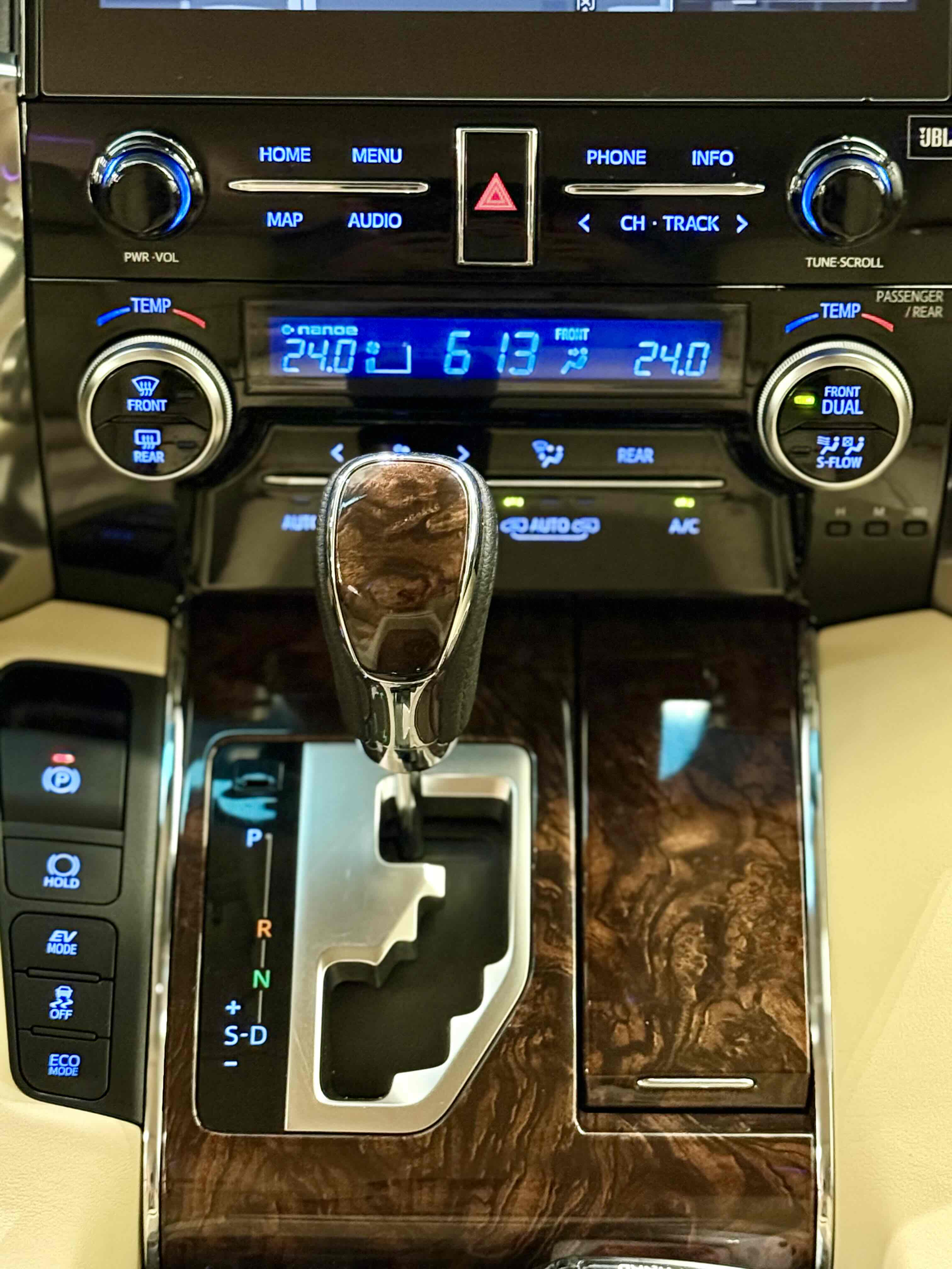 Toyota Alphard 2020 car image #13