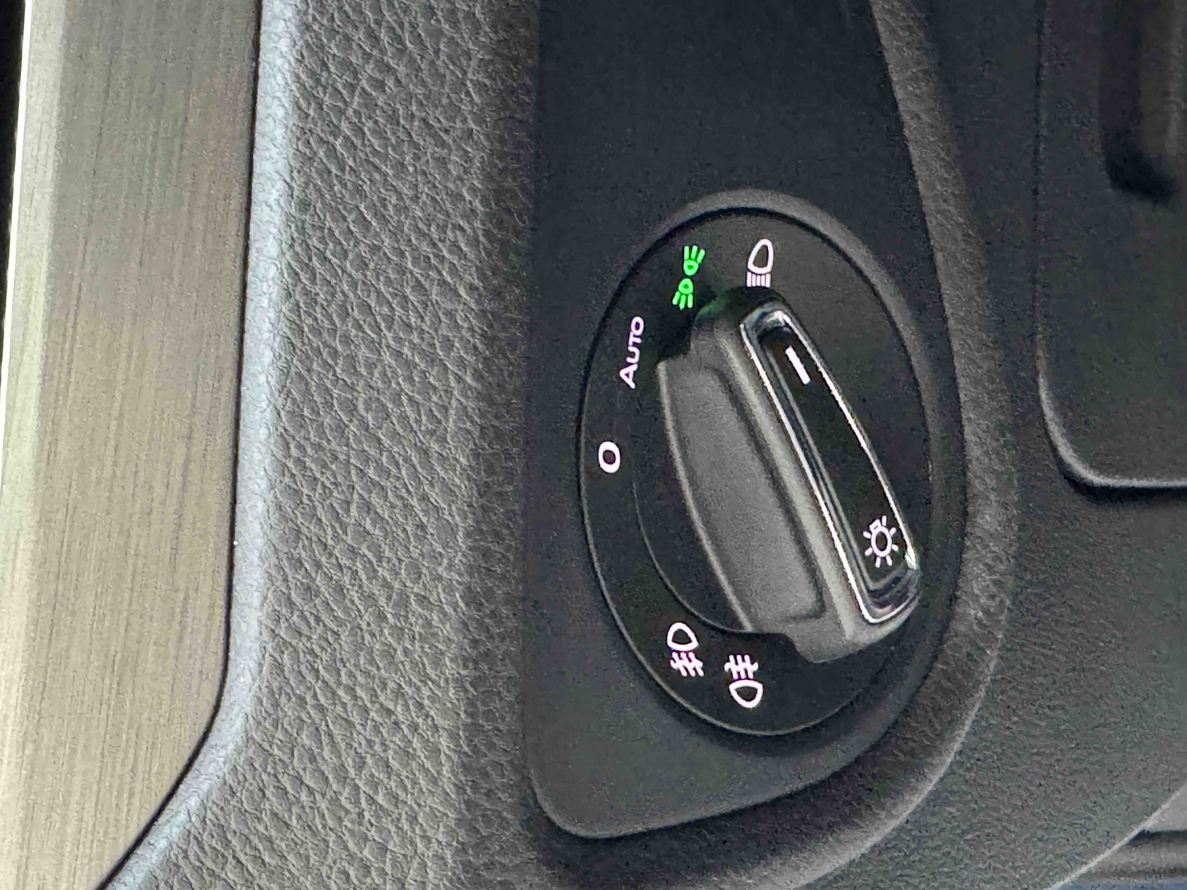 Volkswagen Touran 2021 car image #13