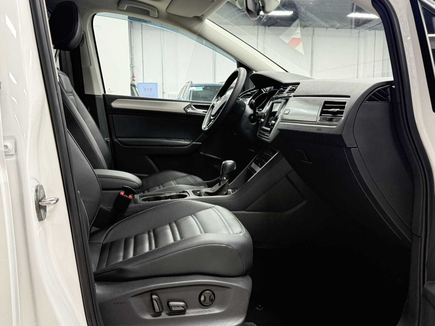 Volkswagen Touran 2022 car image #13