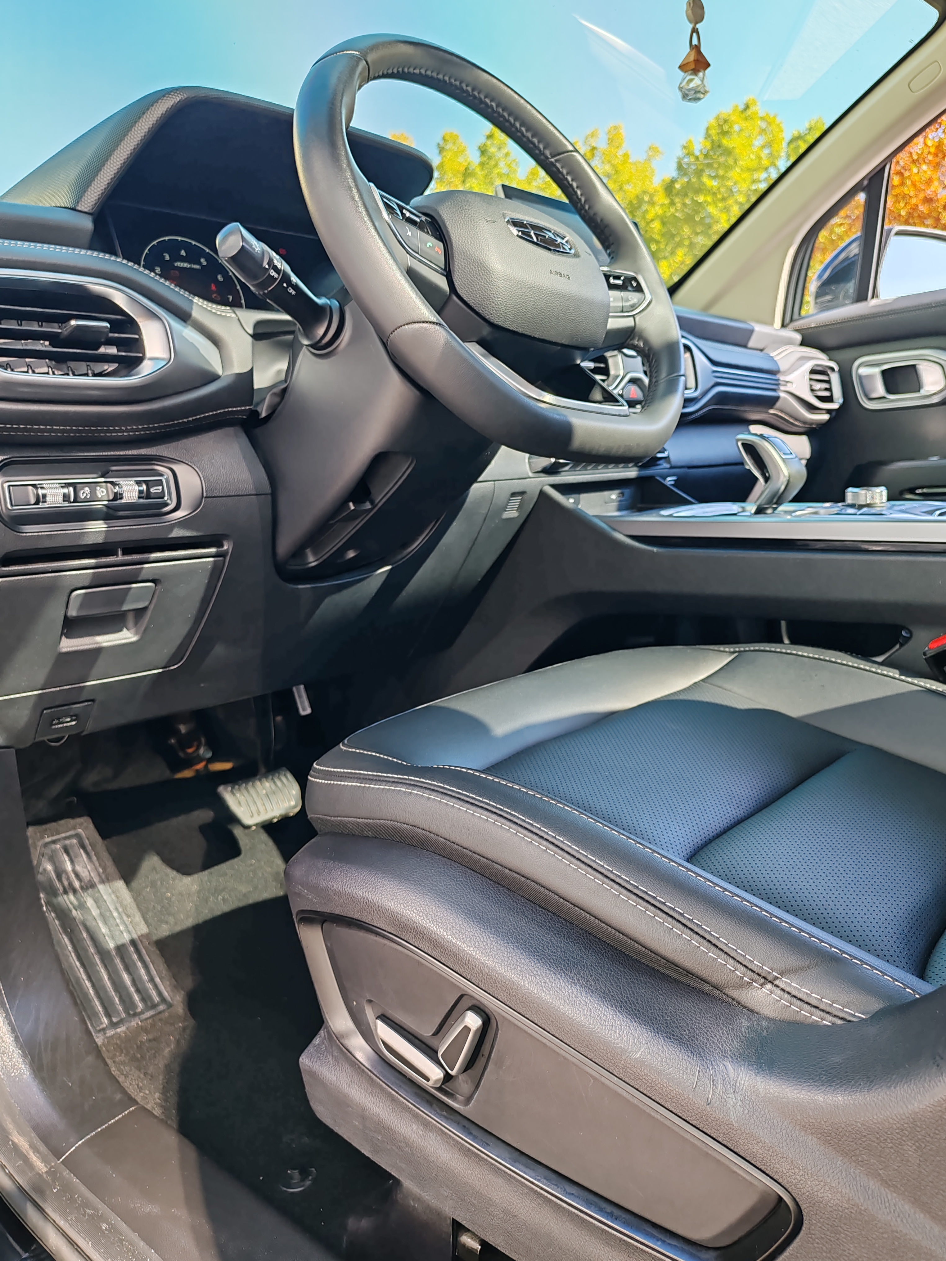 GEELY Okavango 2021 car image #13