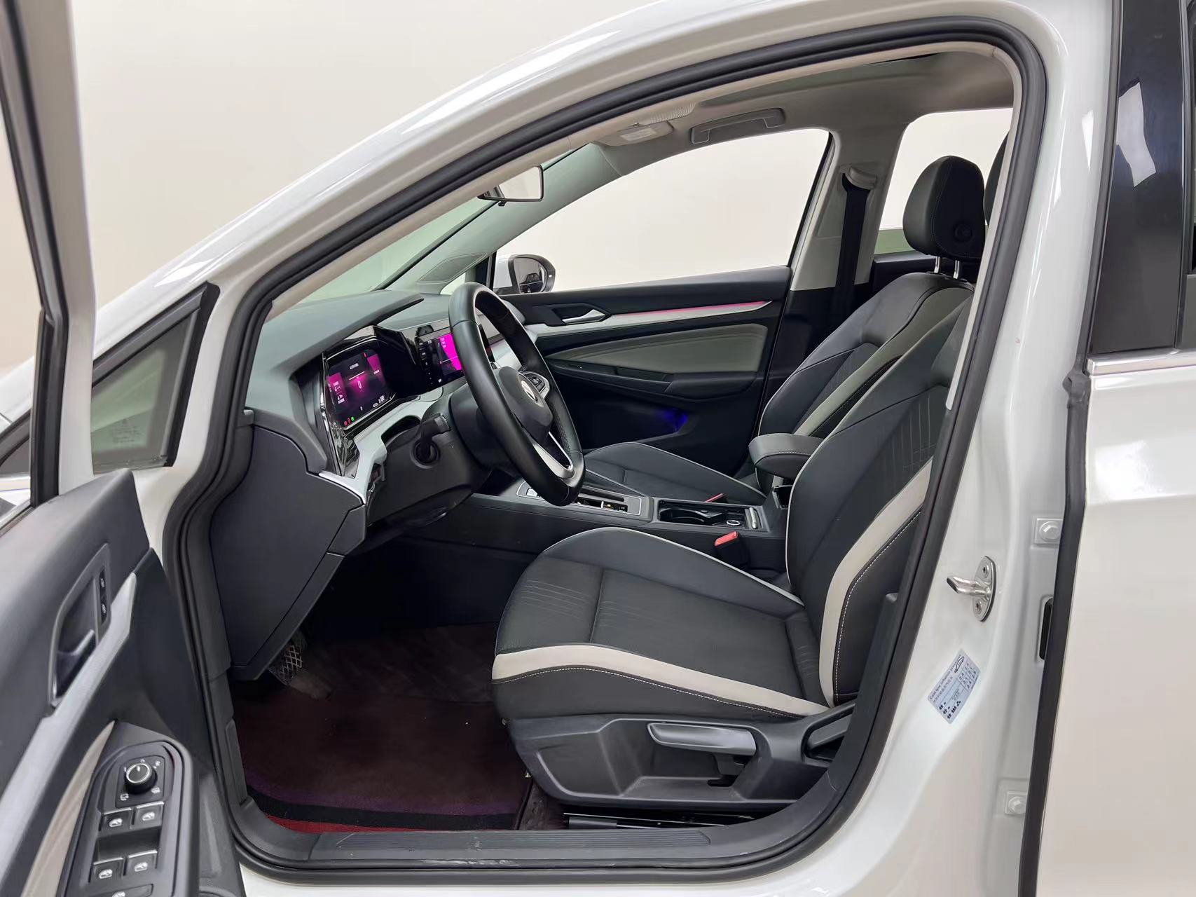 Volkswagen Golf 2022 car image #13