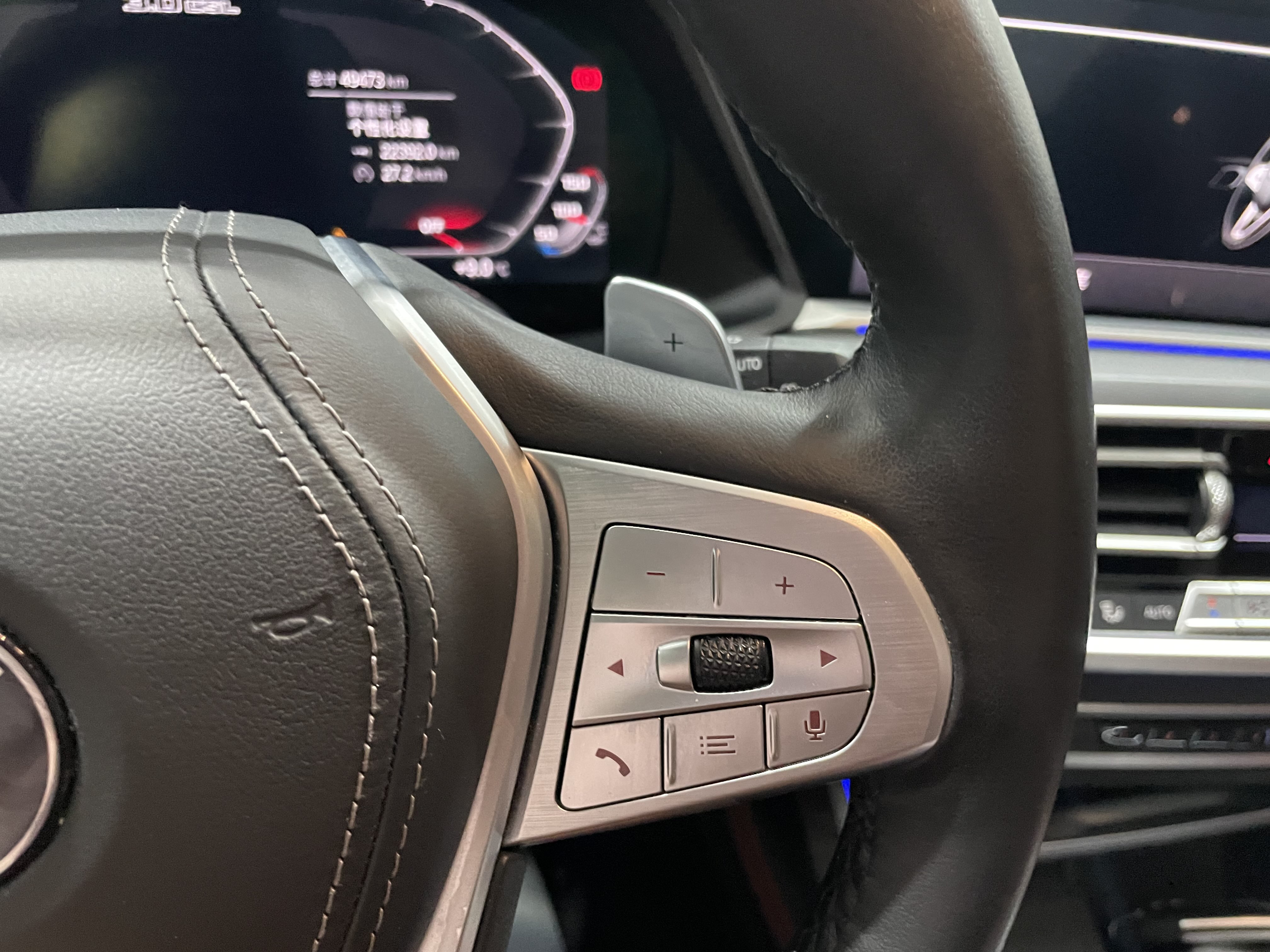 BMW X7 M60i 2021 car image #13