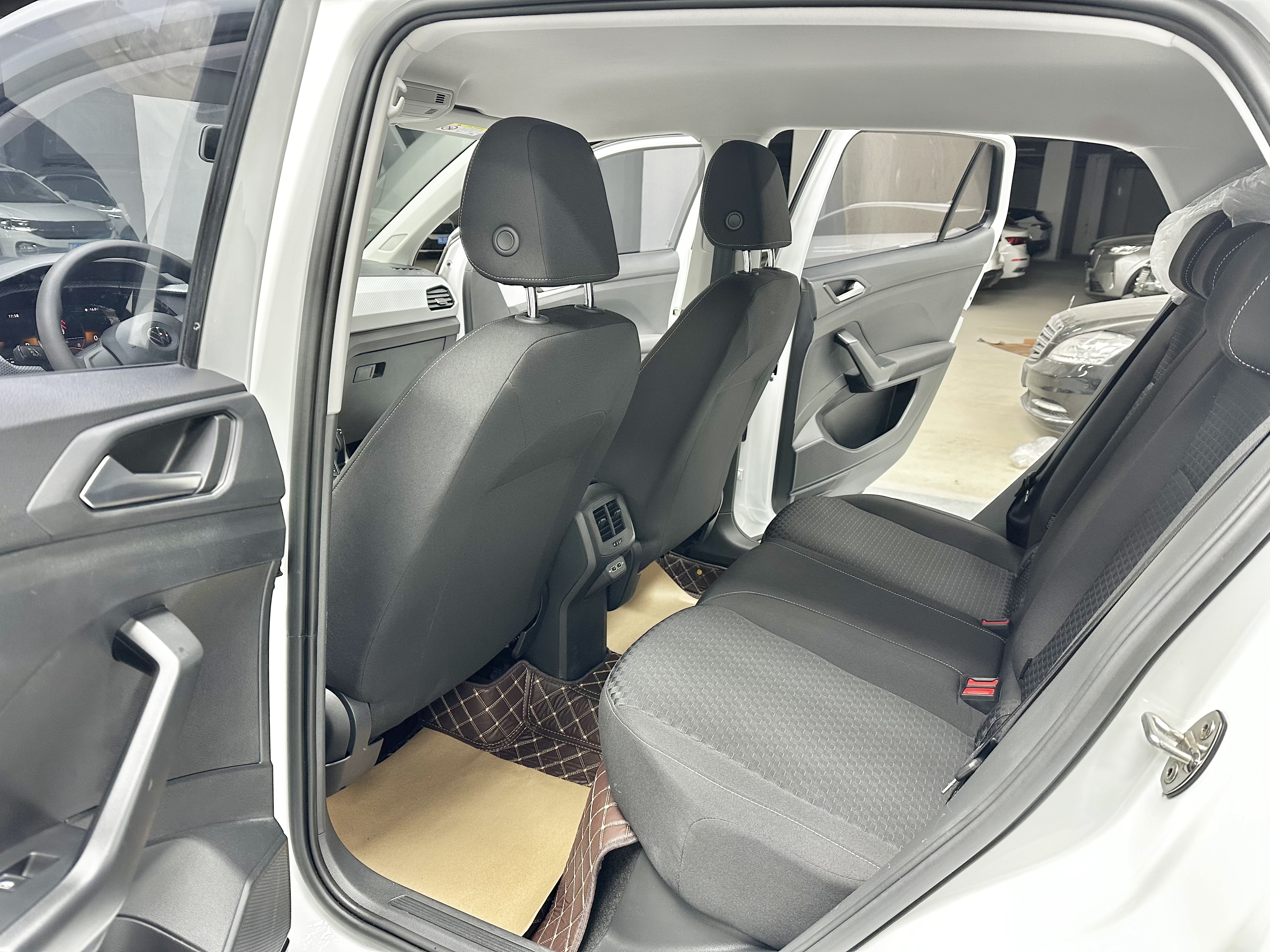Volkswagen Tacqua 2023 car image #13