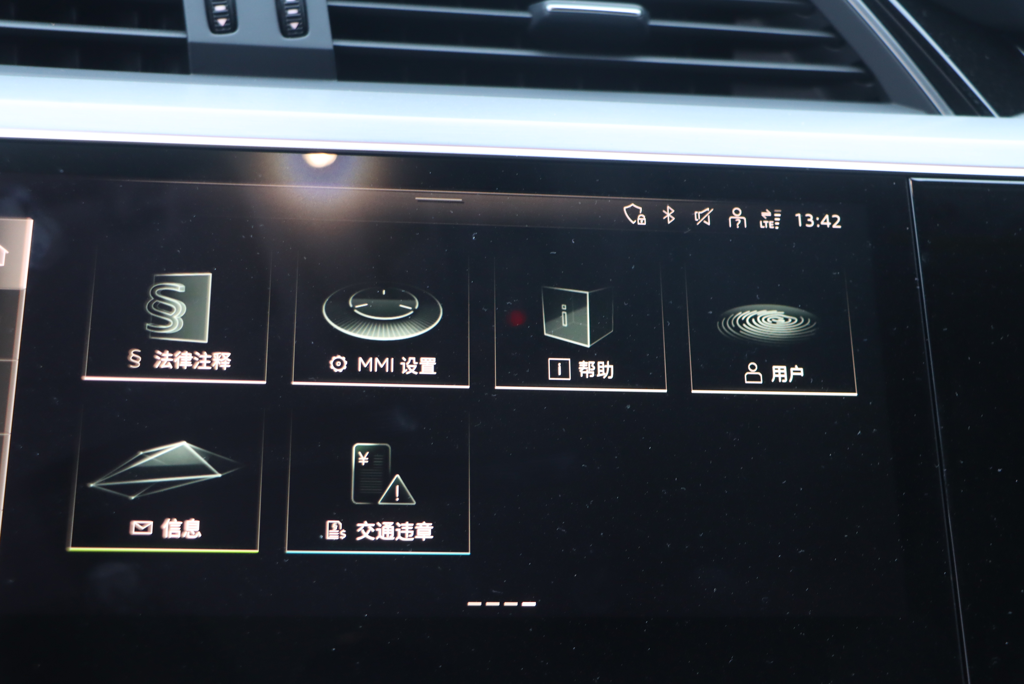 Audi e-tron 2022 car image #13