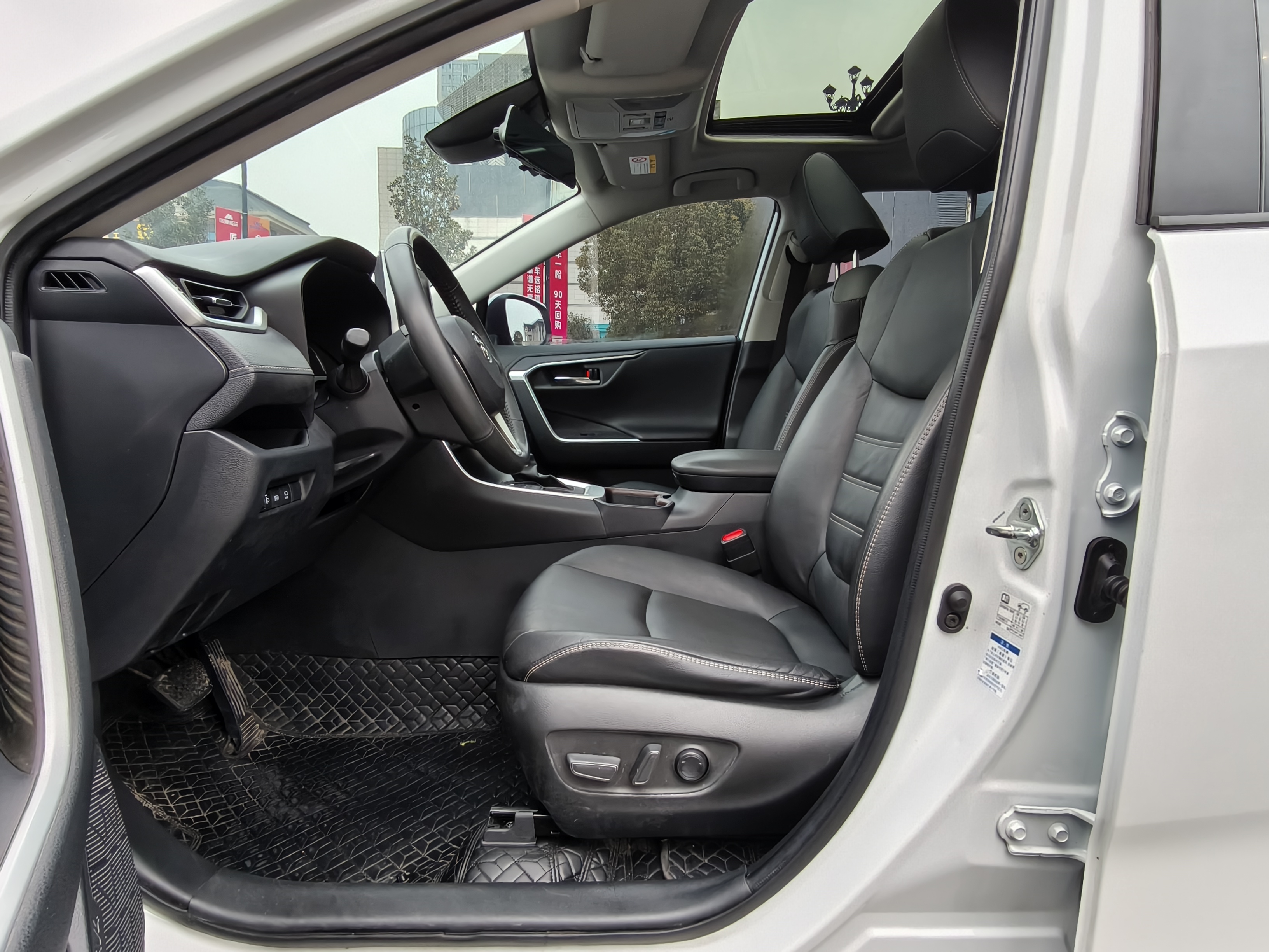 Toyota RAV4 2021 car image #13