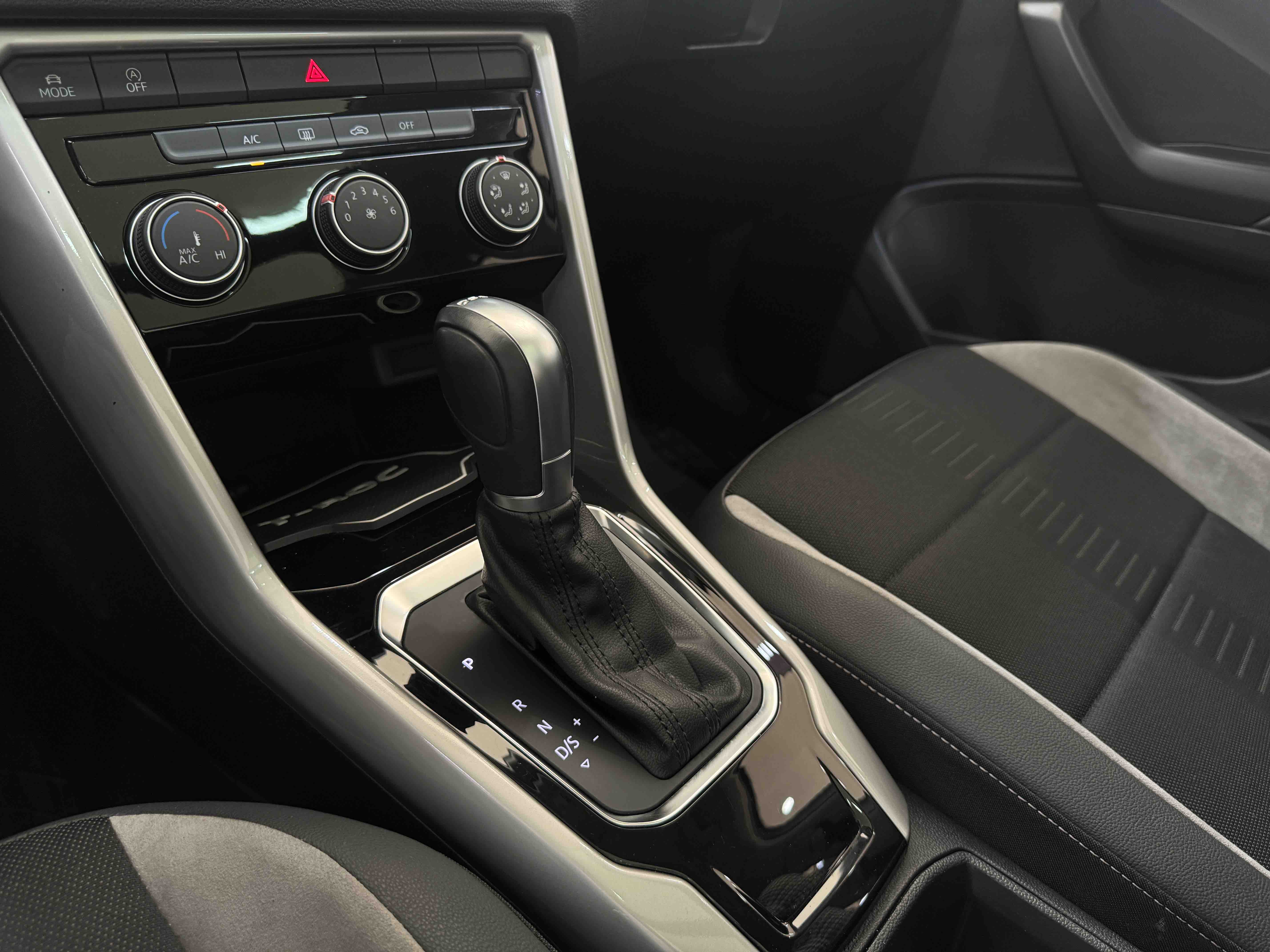 Volkswagen T-Roc 2021 car image #13
