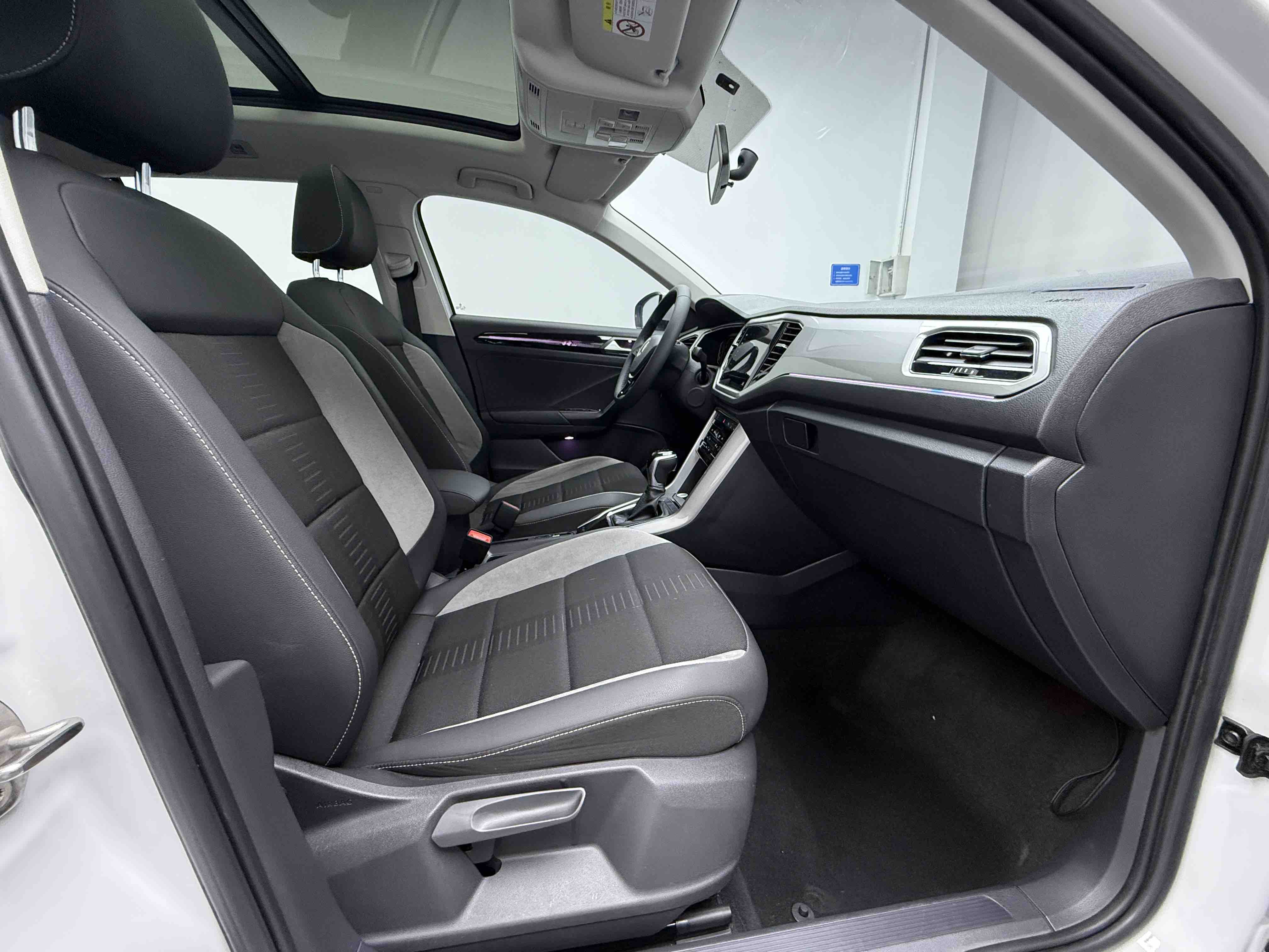 T-Roc 2022 car image #13
